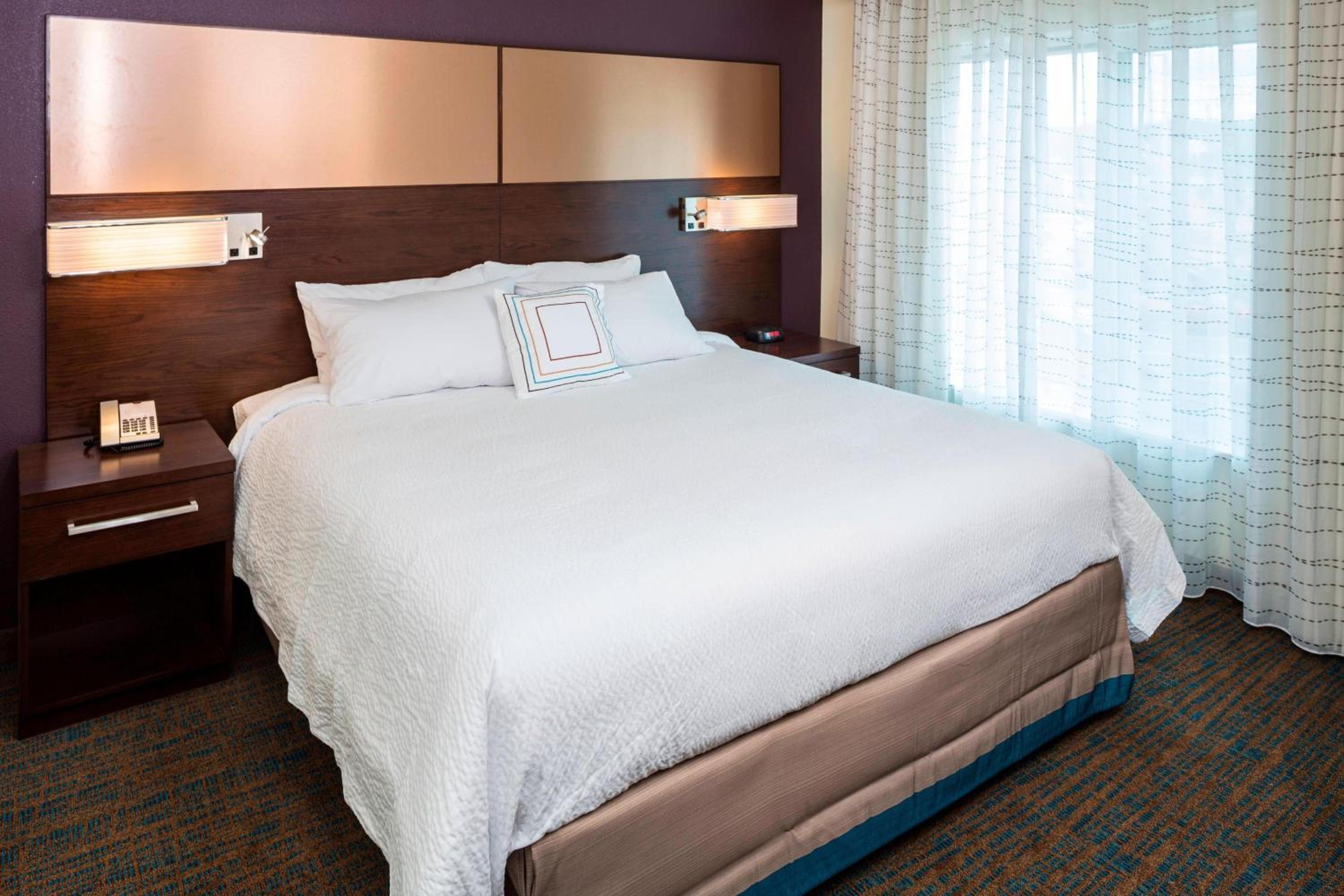 One-Bedroom King Suite with Roll-in Shower - Mobility Accessible photo 2