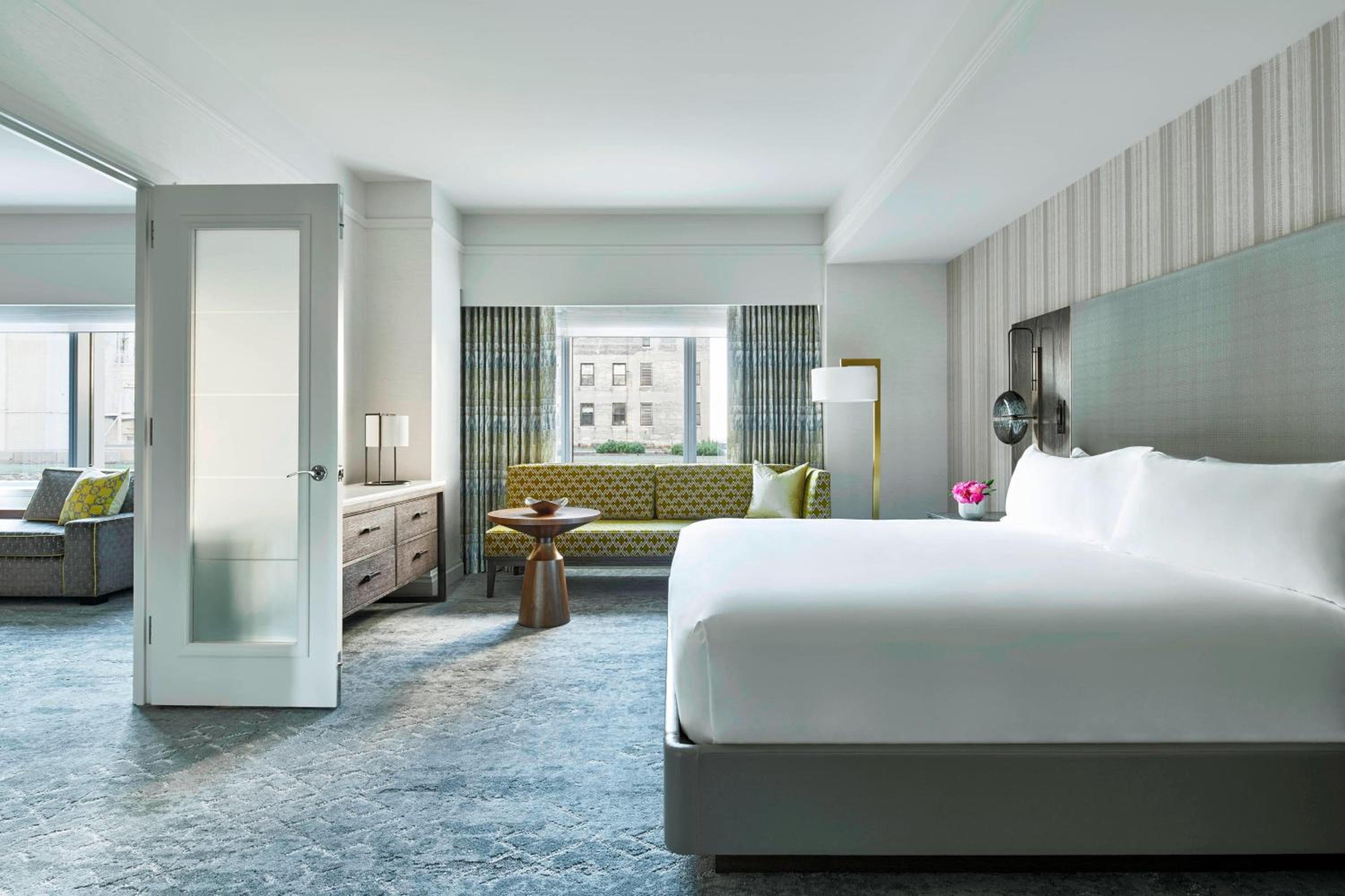 Executive Suite, 1 Bedroom Suite, 1 King, Sofa bed - Photo 5