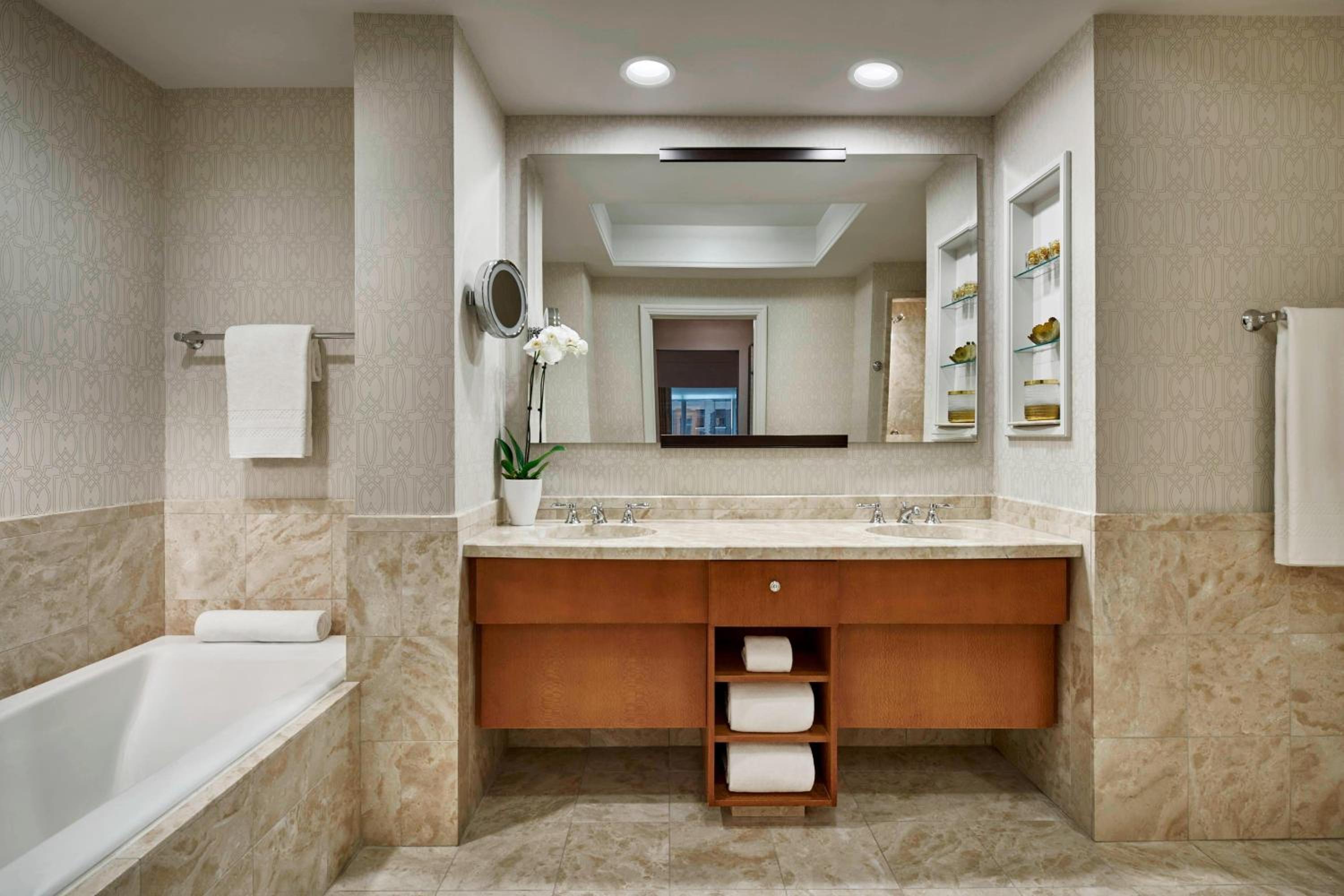 Executive Suite, 1 Bedroom Suite, 1 King, Sofa bed - Photo 2
