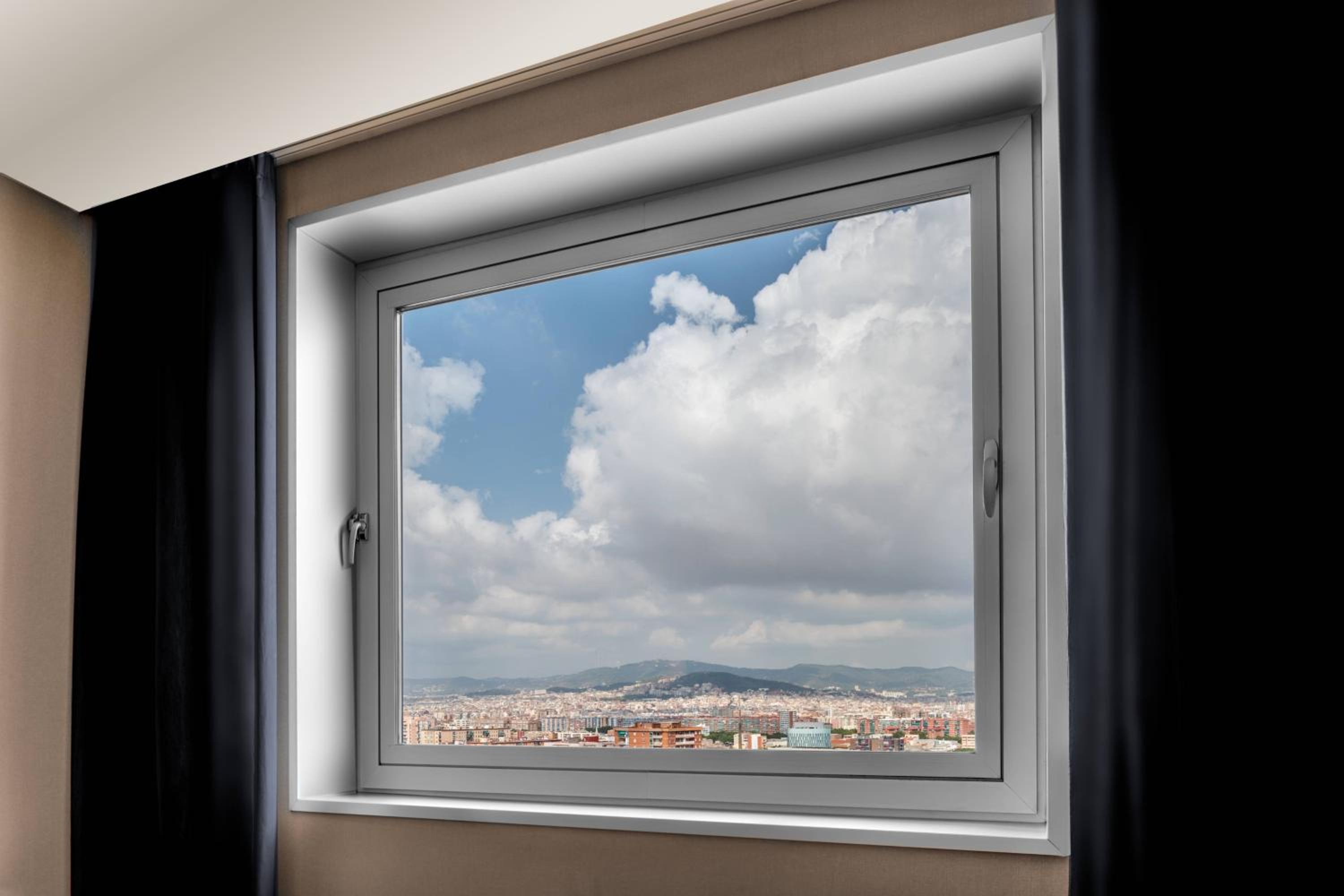 Queen Bed Room With City View