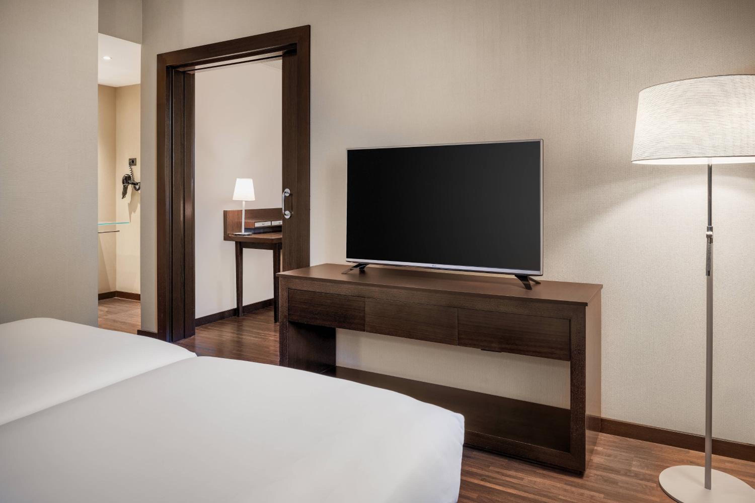 Family Junior Twin Suite With Sofa Bed thumbnail 6