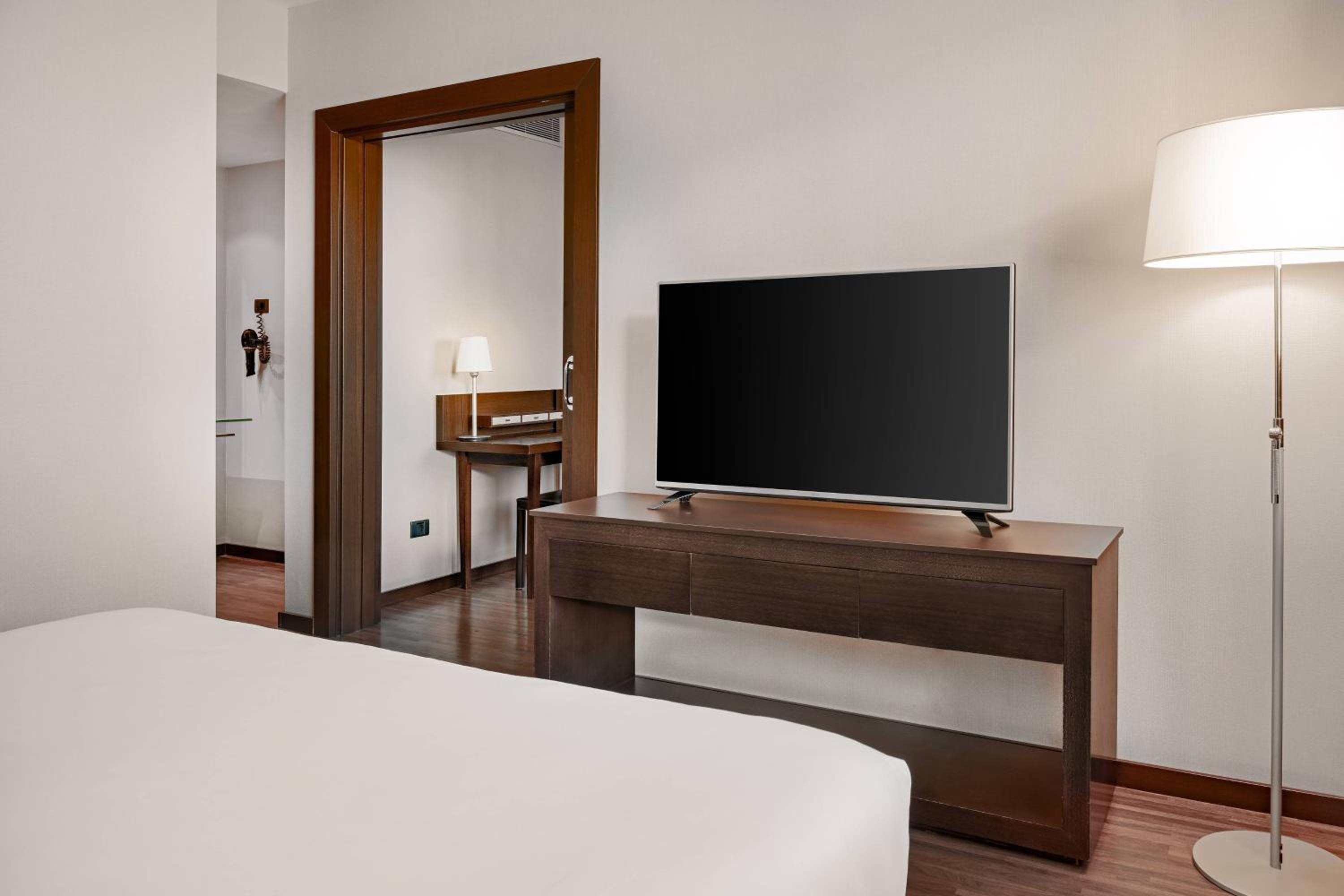 Family Junior King Suite With Sofa Bed