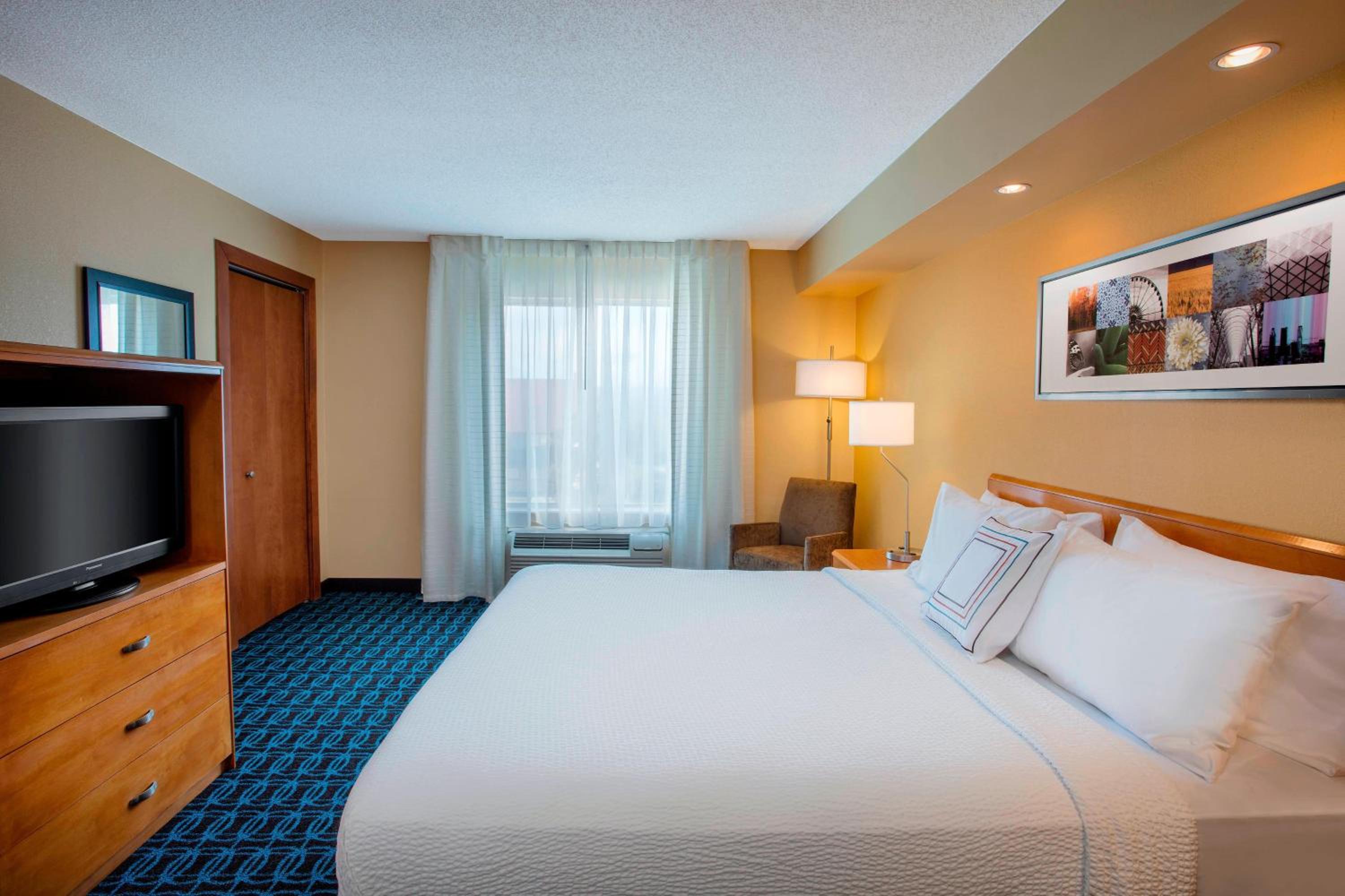 One-Bedroom Suite - Photo 2