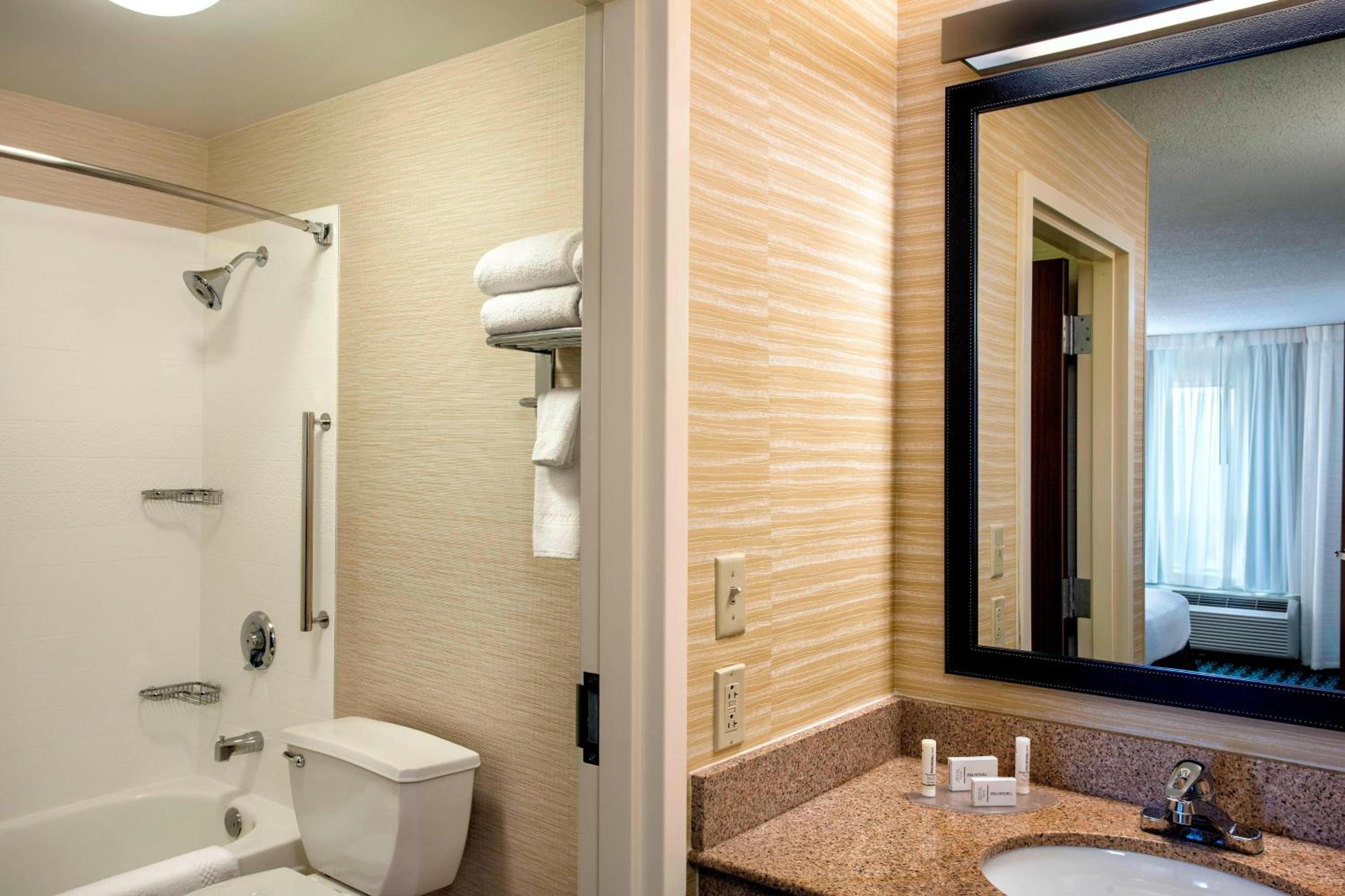 One-Bedroom Suite - Photo 3