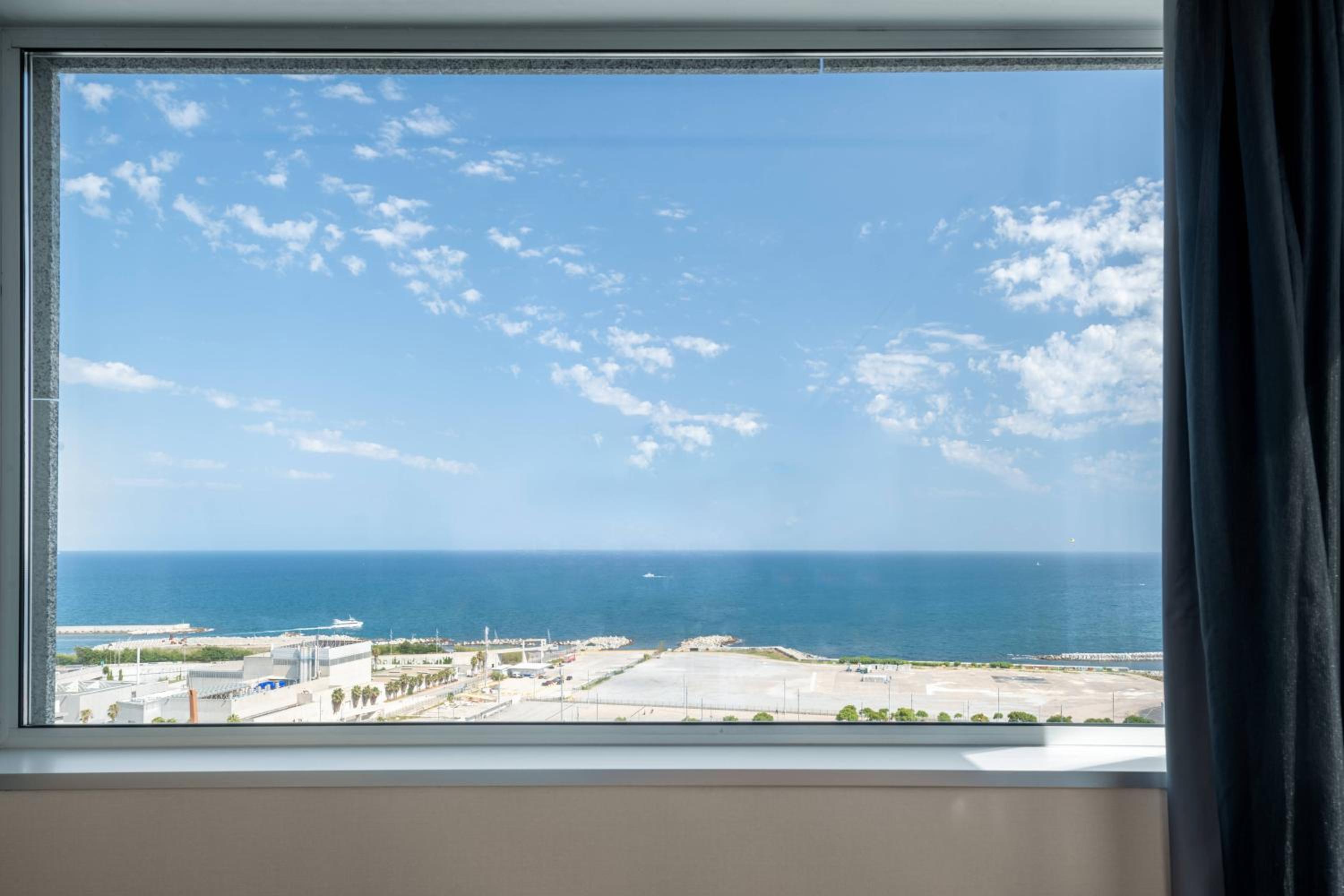 Queen Room With Sea View thumbnail 5