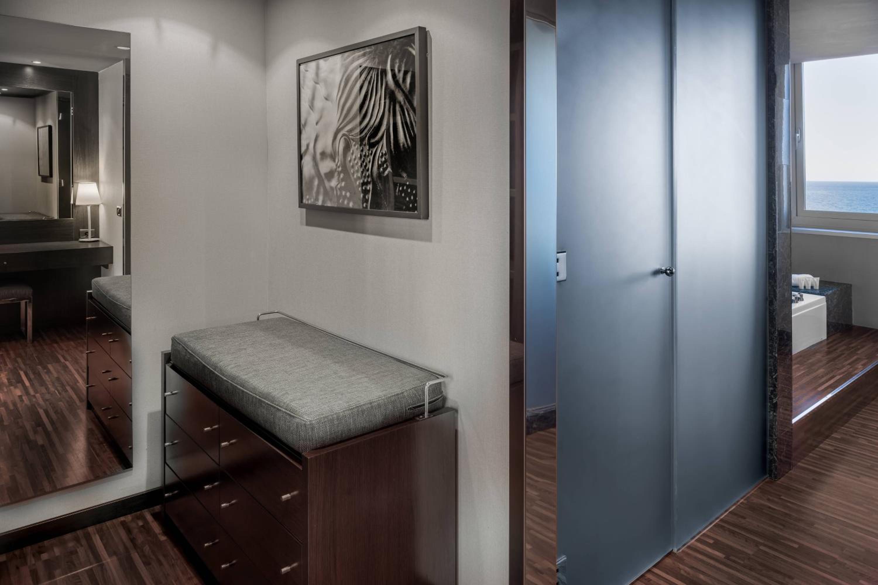 Suite High Floor With King Bed thumbnail 5