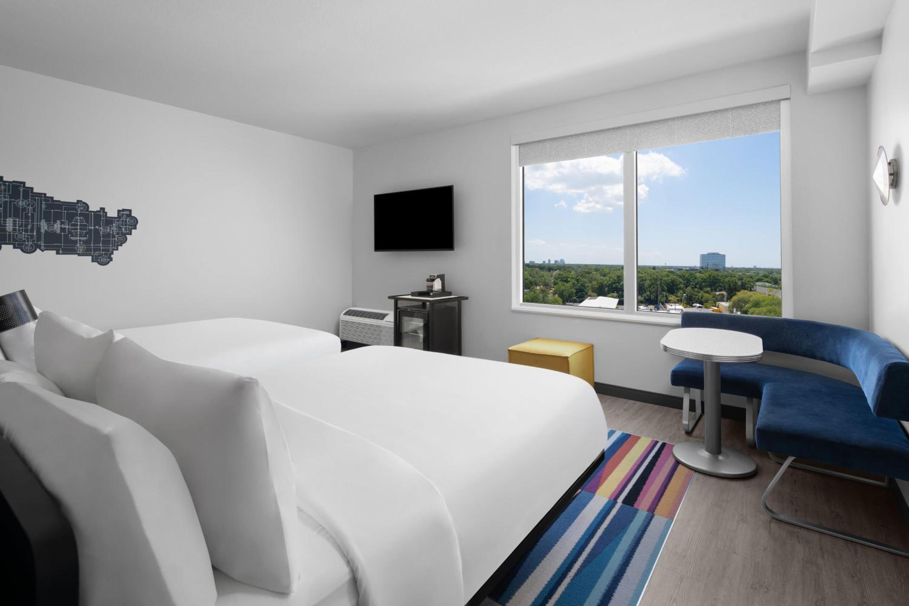 Queen Room with Two Queen Beds - Photo 4