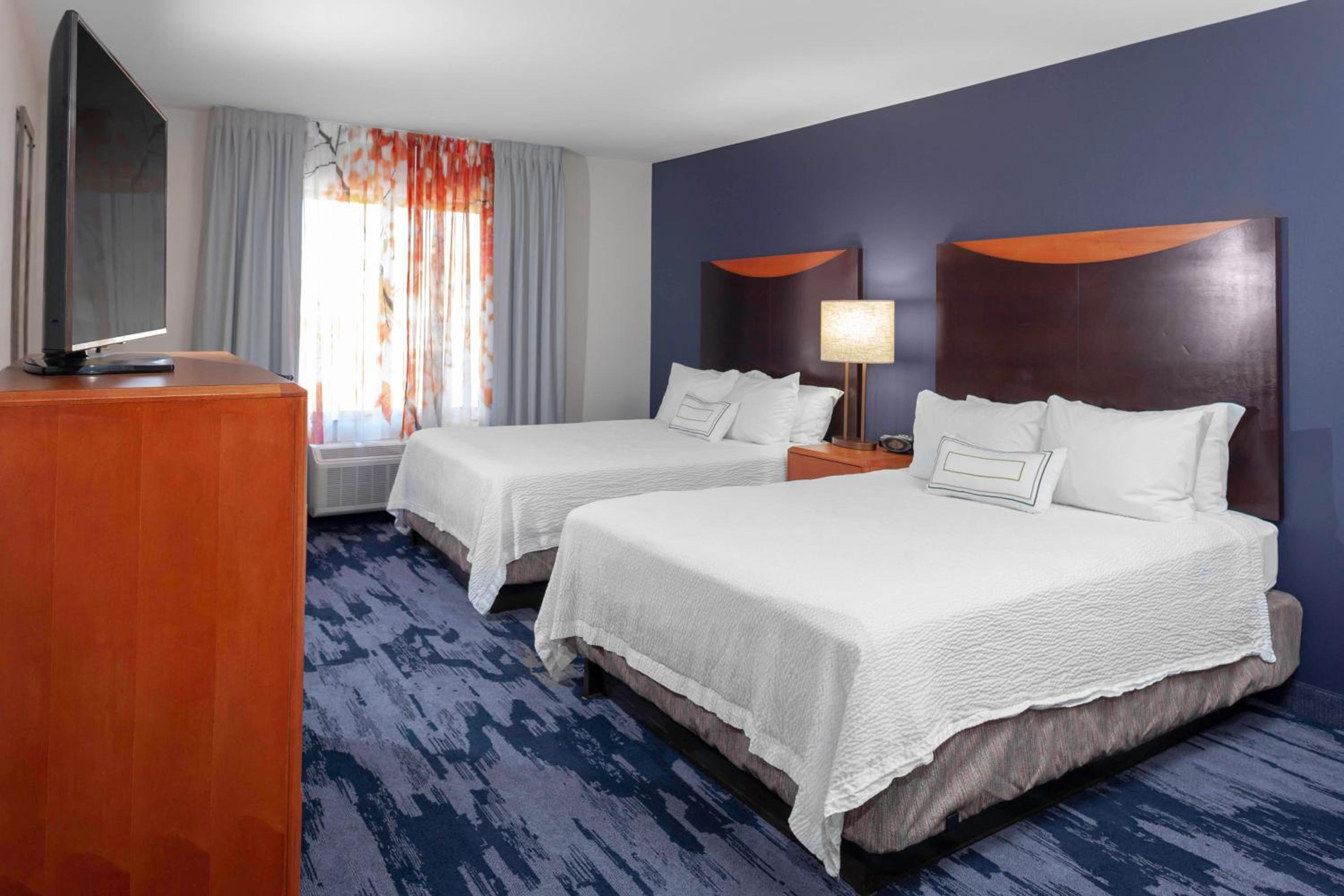 Queen Room with Two Queen Beds - Photo 4