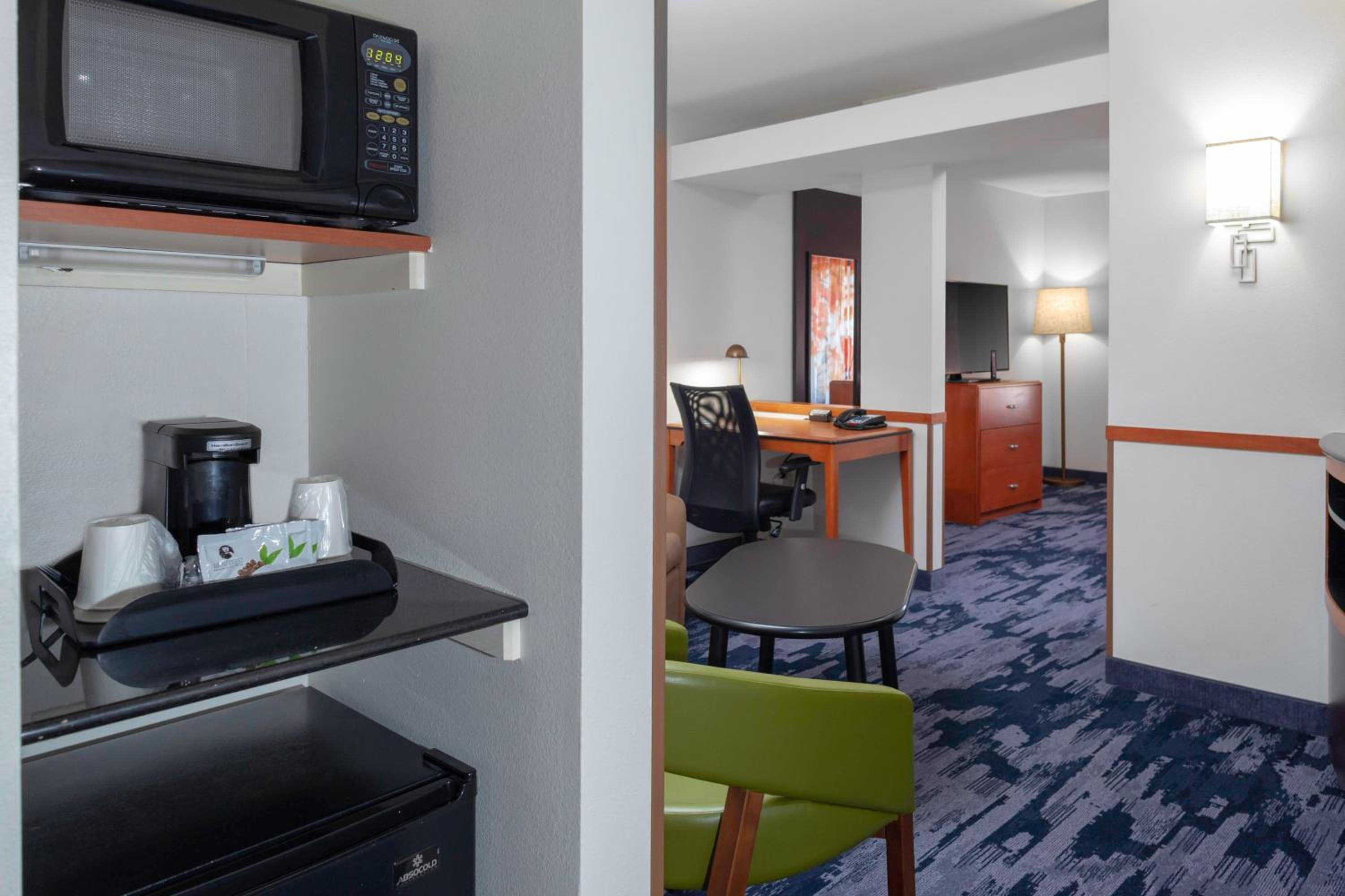 Queen Suite with Two Queen Beds and Sofa Bed - Photo 4