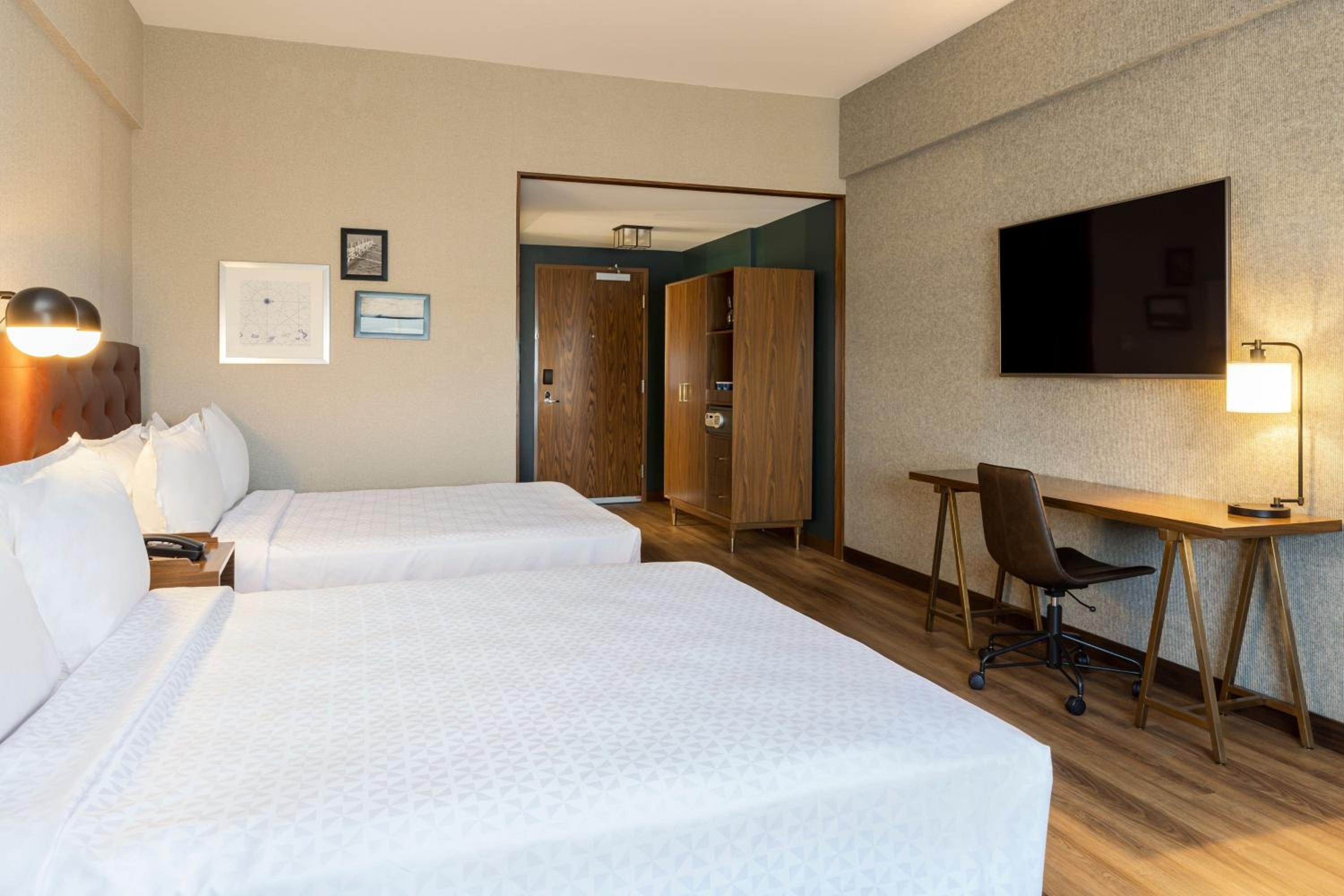 Premium Executive Room with Two Queen Beds - Photo 3