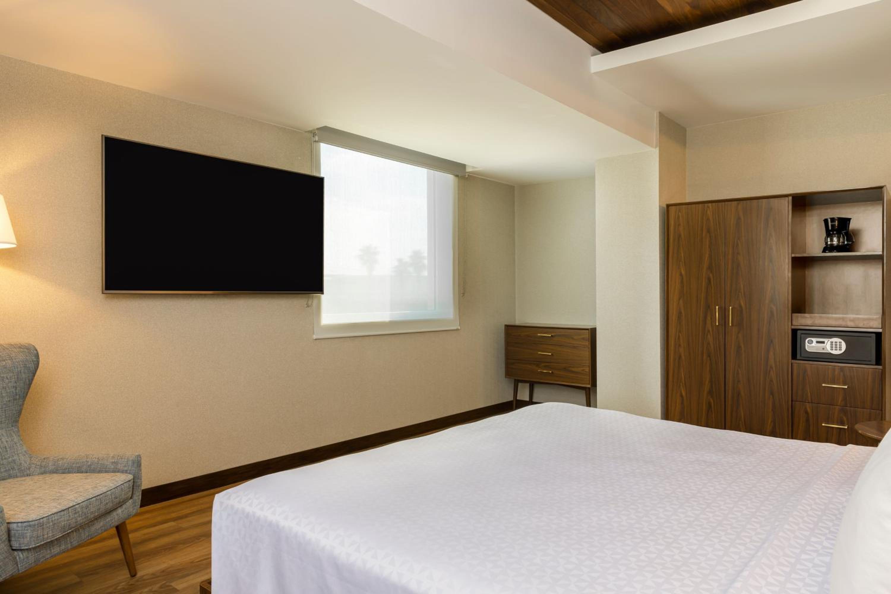 Premium Junior King Suite with Sofa Bed - Photo 1