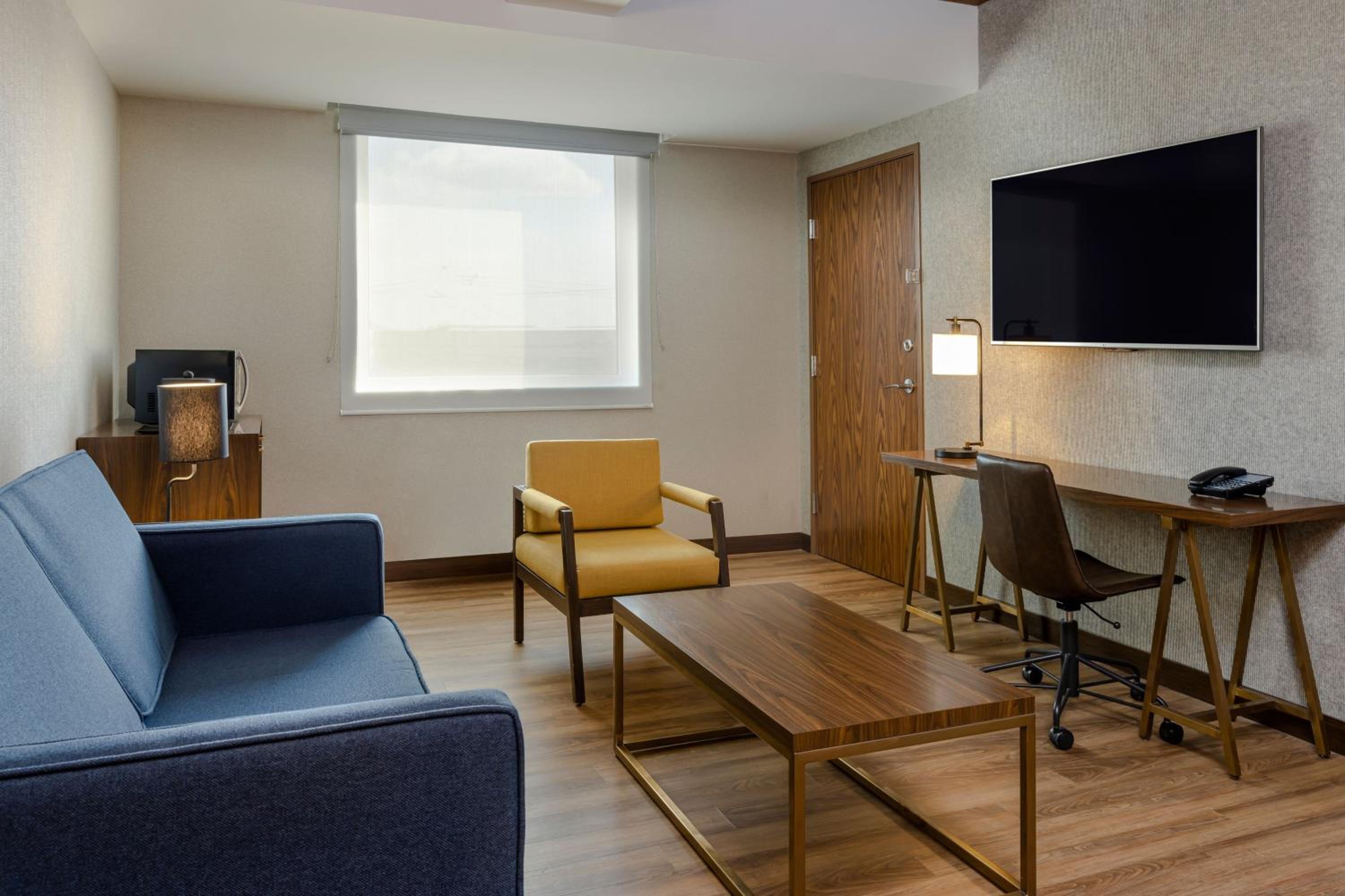 Premium Junior King Suite with Sofa Bed - Photo 2