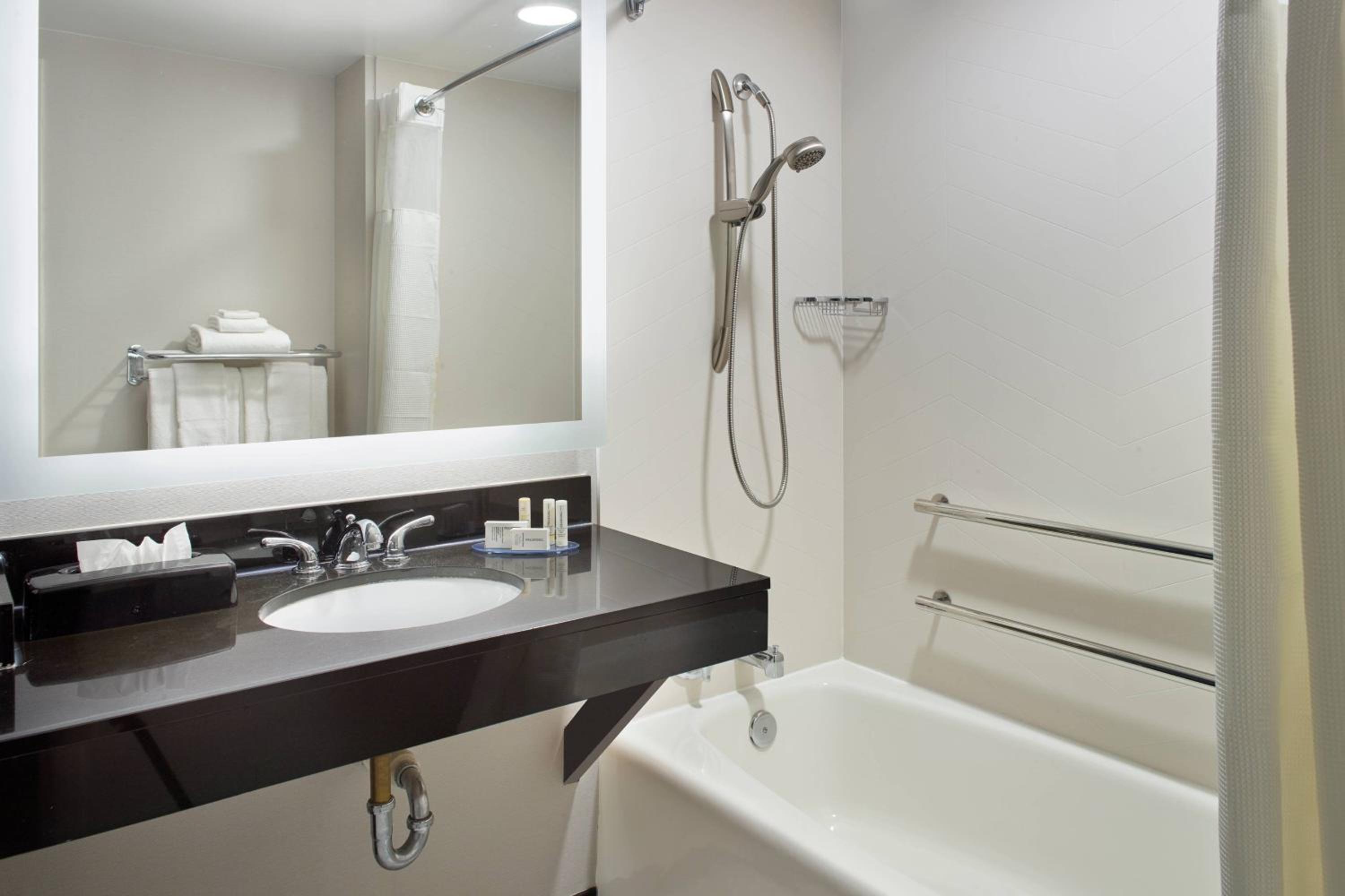 King Room with Adapted Tub - Mobility and Hearing Accessible - Photo 3