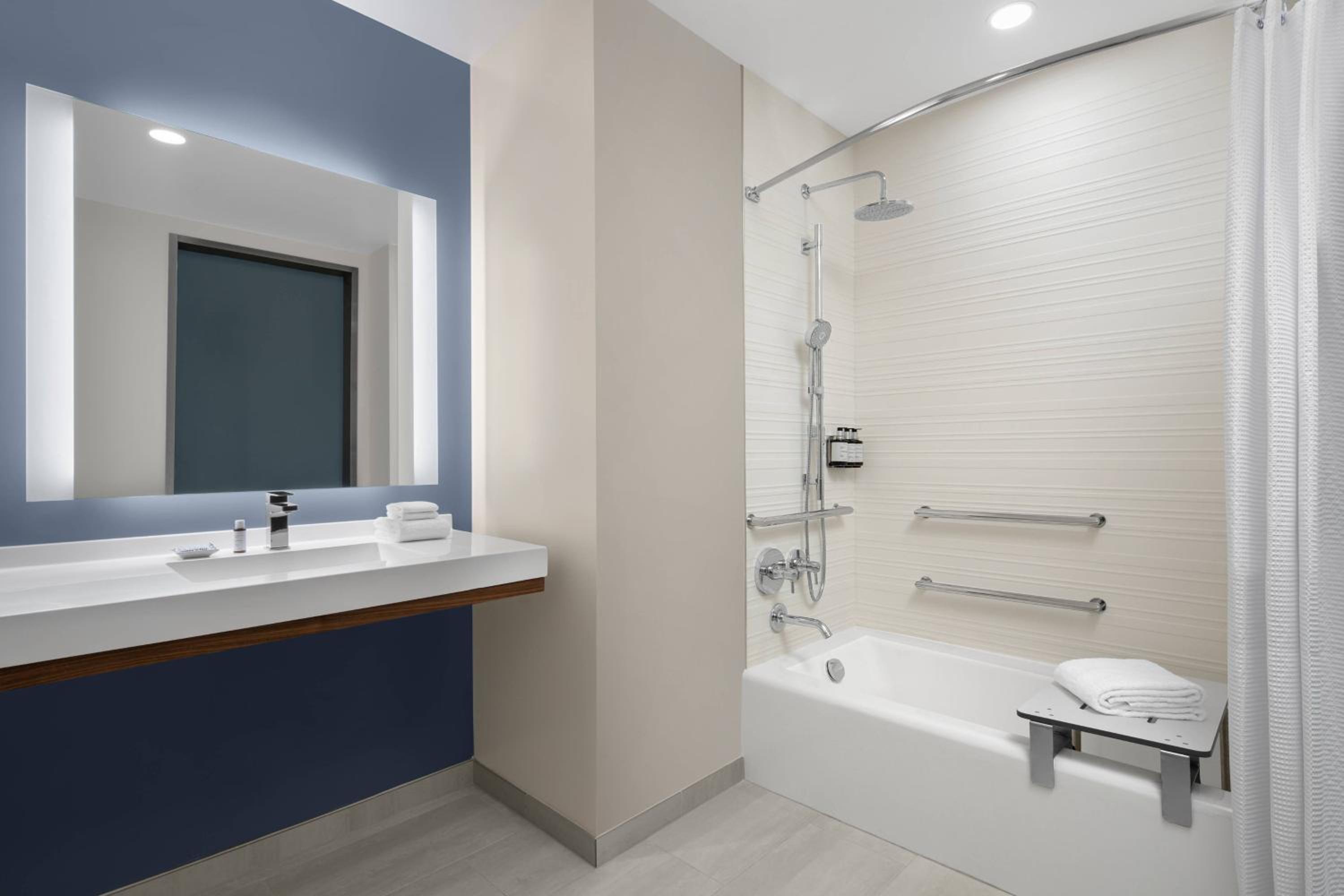Queen Room with Two Queen Beds with Adapted Tub and Ocean View - Mobility Accessible thumbnail 5