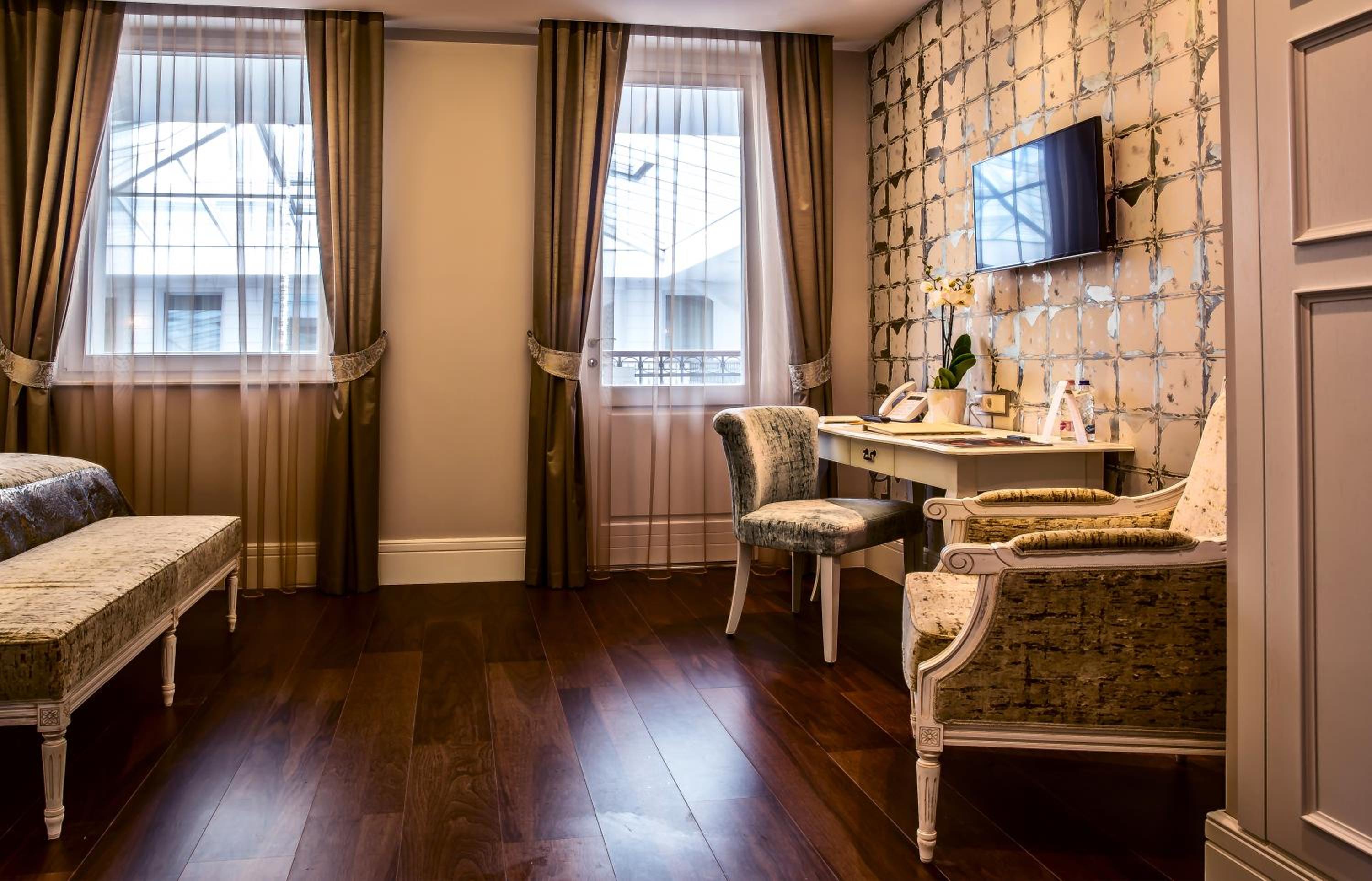 Standard Double Room thumbnail 5