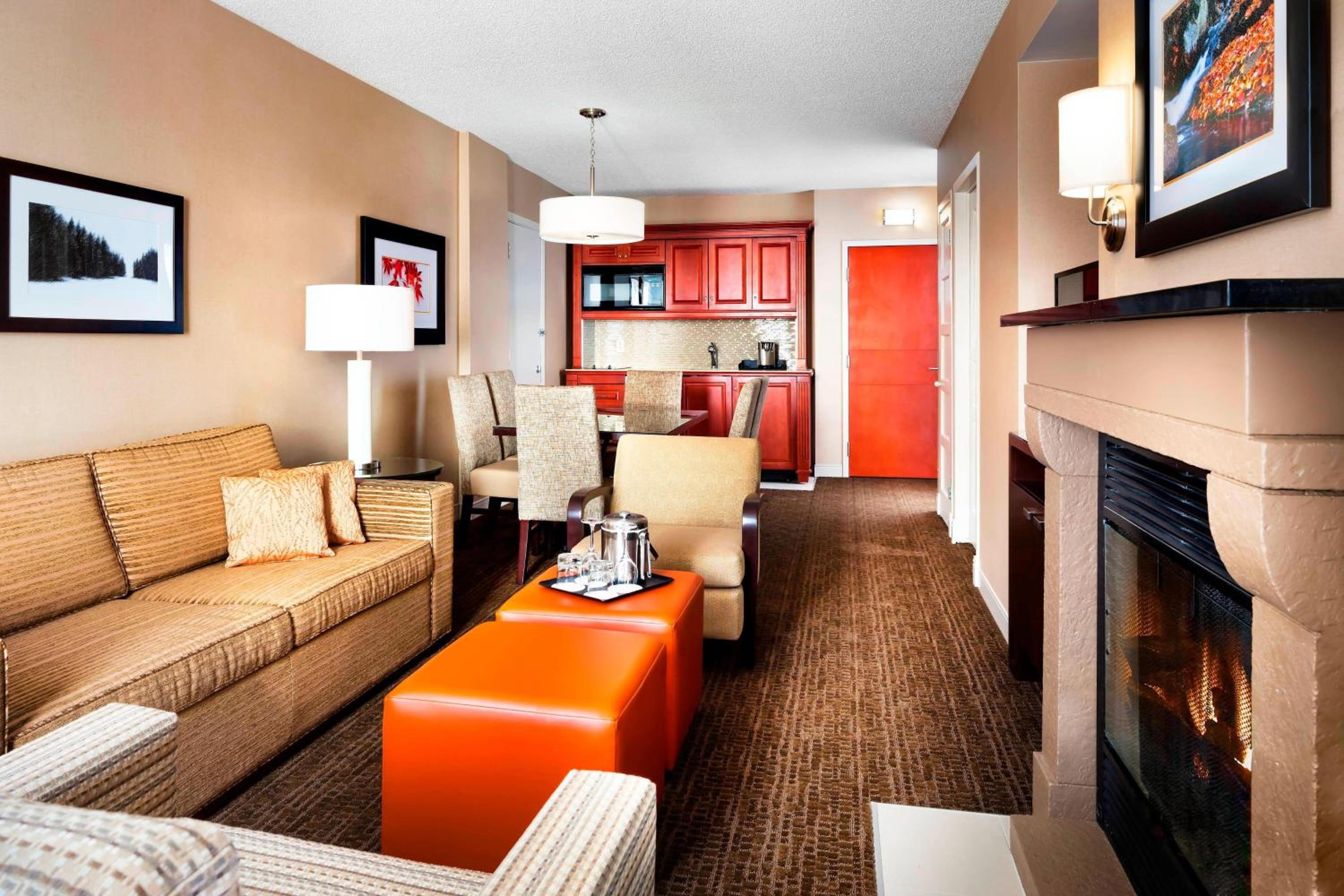 Suite, 1 Bedroom Suite, 1 King, Sofa bed, Fireplace - Photo 1