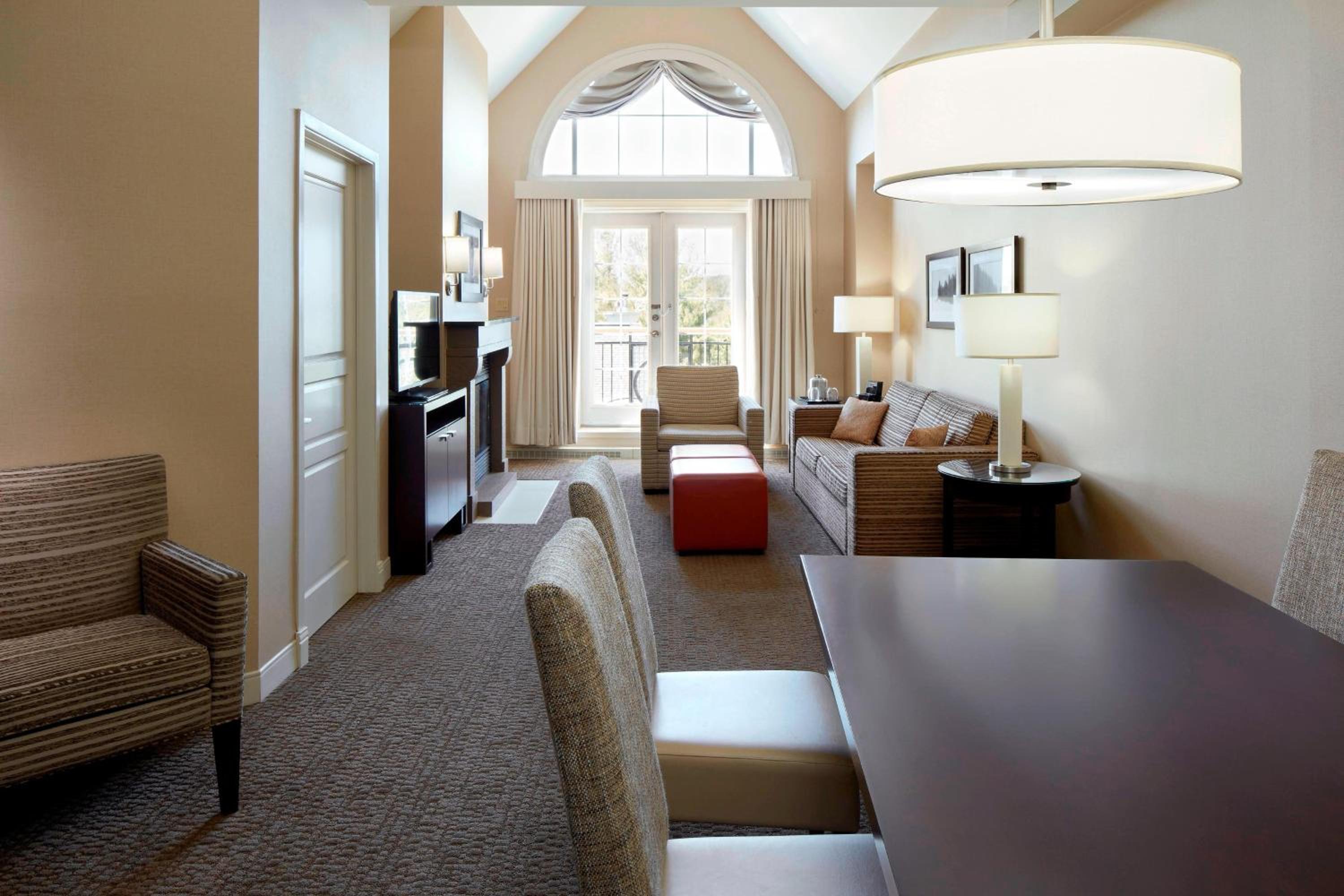 Suite, 1 Bedroom Suite, 1 King, Sofa bed, Fireplace - Photo 3