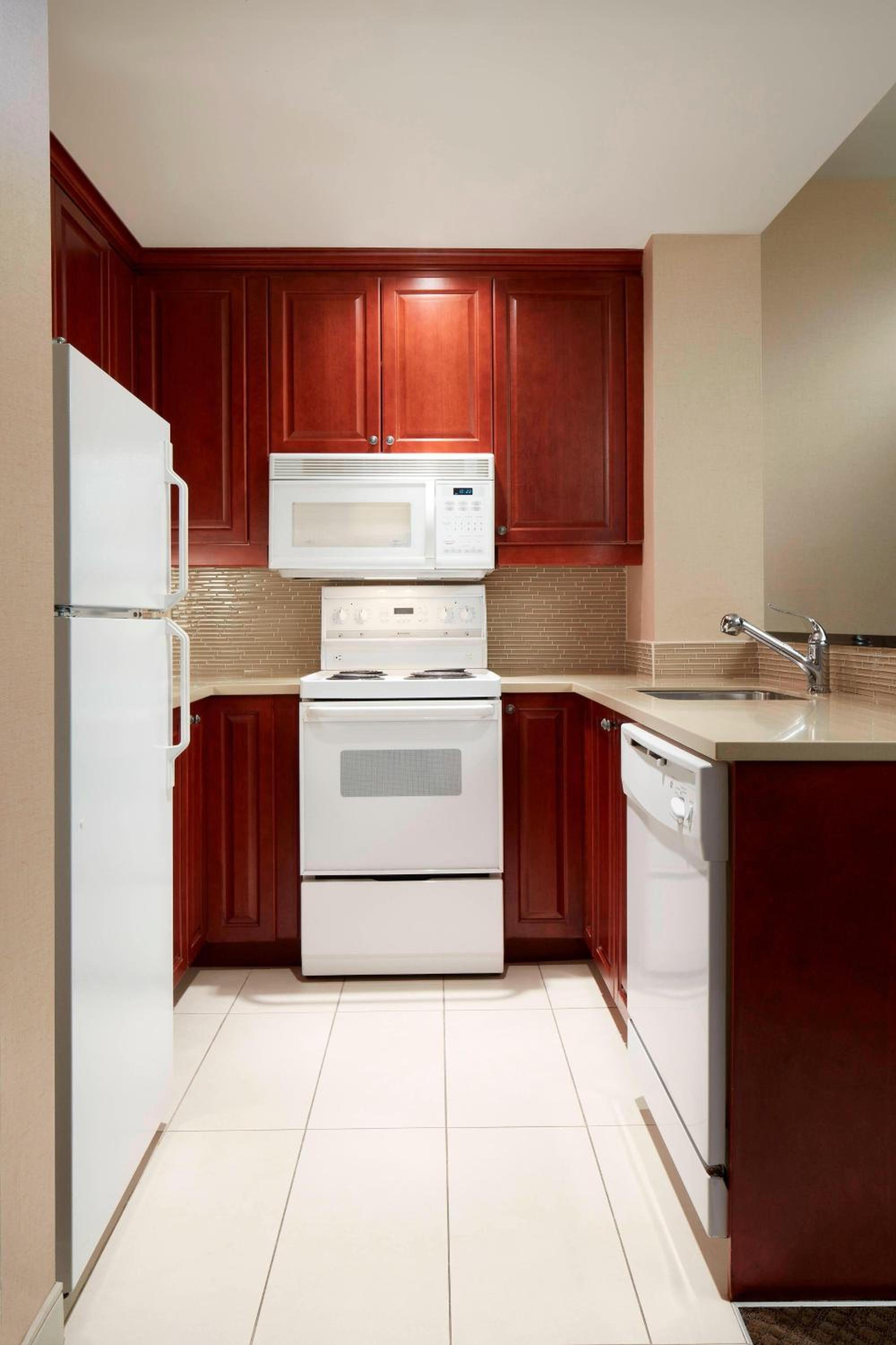 2 Bedroom Suite, 2 Bedroom Suite, Fireplace - Photo 3