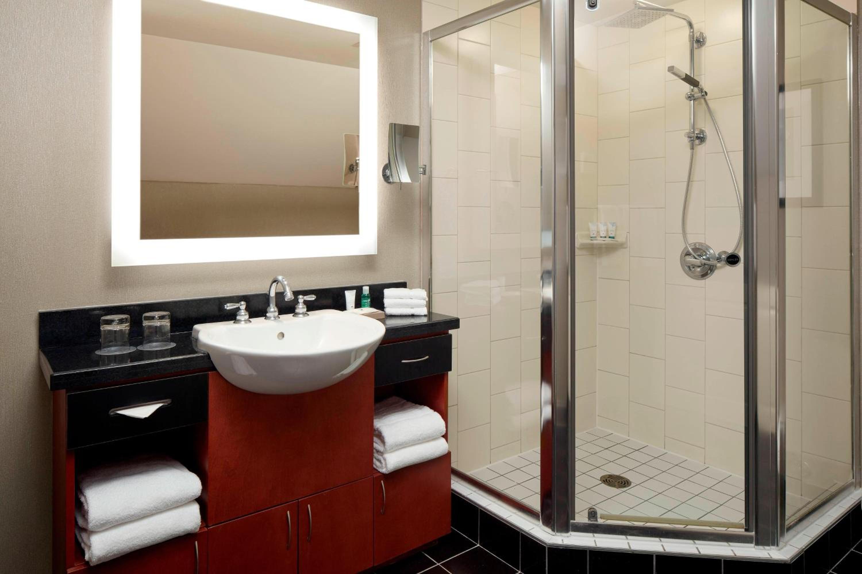 2 Bedroom Suite, 2 Bedroom Suite, Fireplace - Photo 4