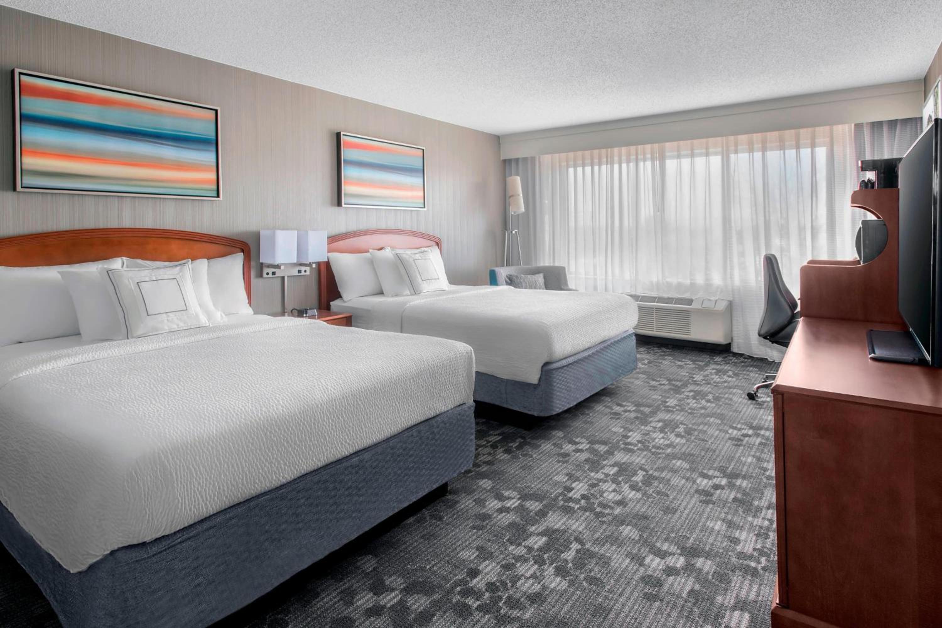 Queen Room with Two Queen Beds - Photo 2