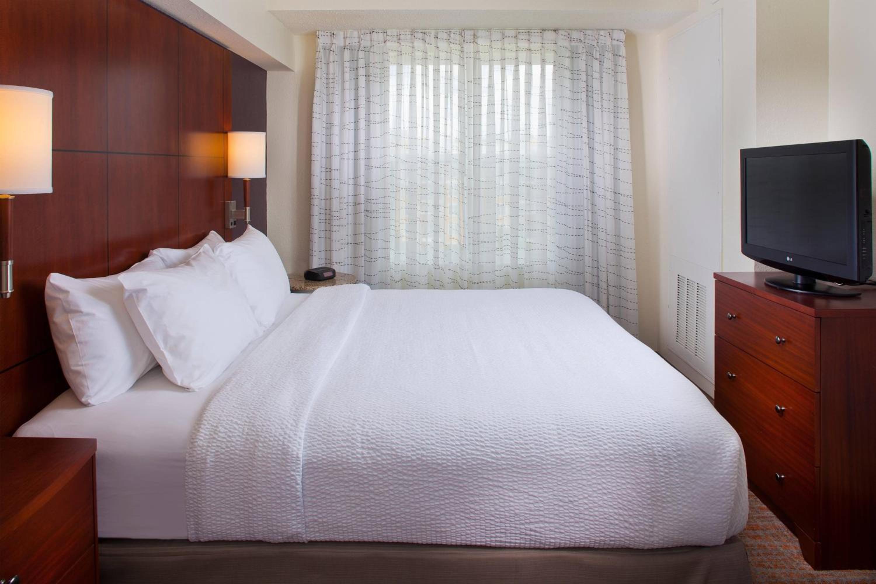 One-Bedroom King Suite with Sofa Bed - Photo 4