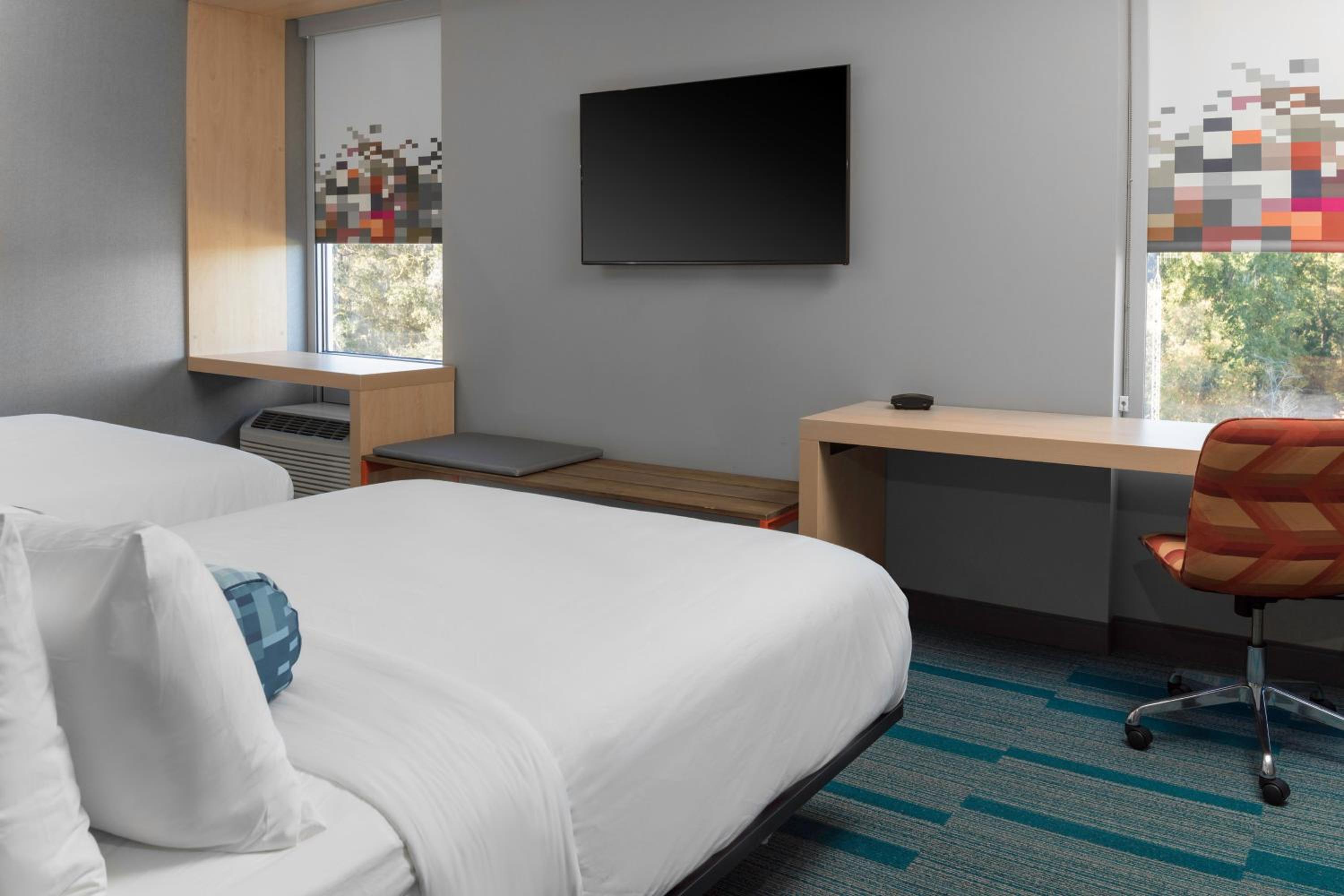 Aloft Queen Room with Two Queen Beds and Mobility Accessible Tub photo 2