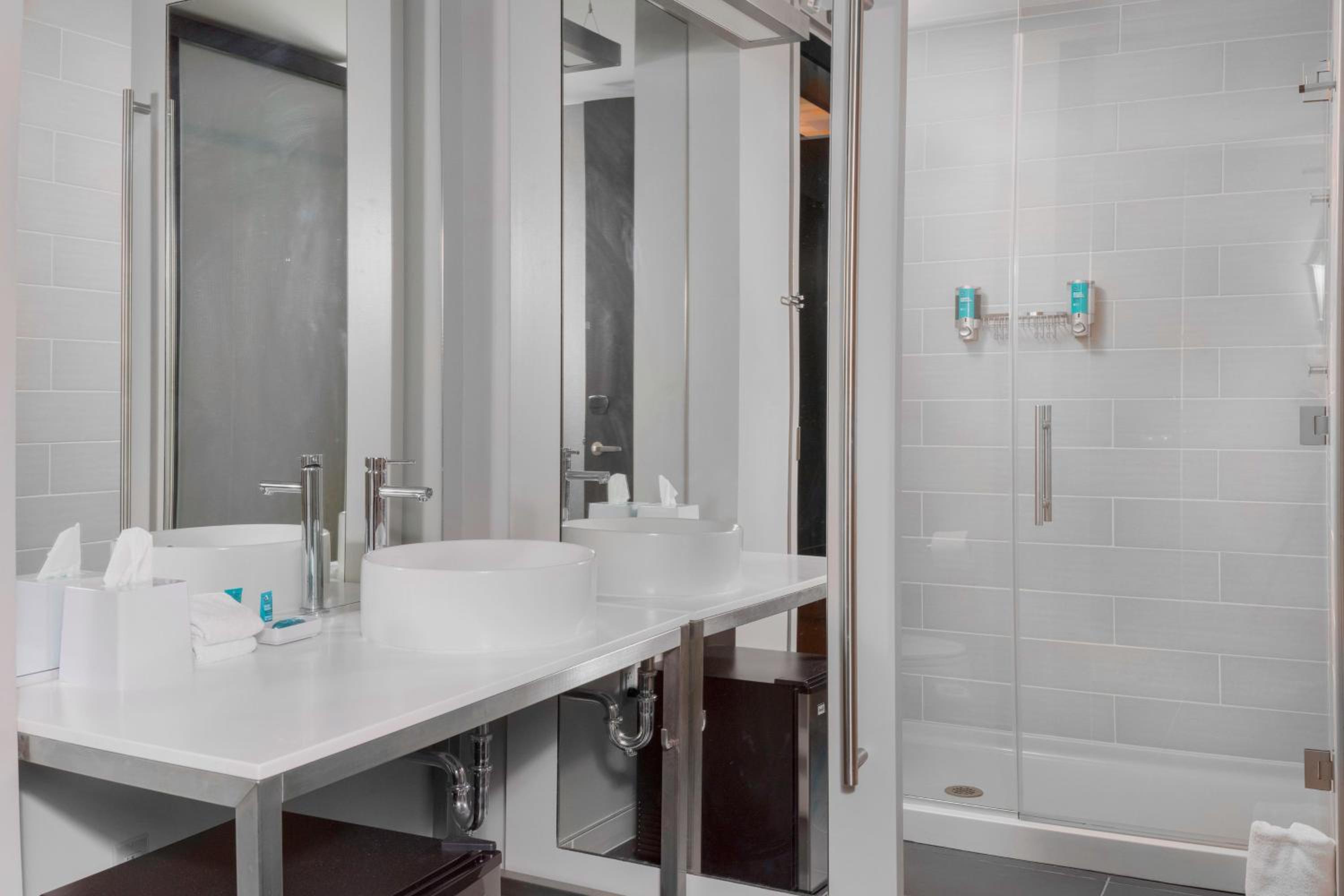 Aloft Queen Room with Two Queen Beds and Mobility Accessible Tub photo 3