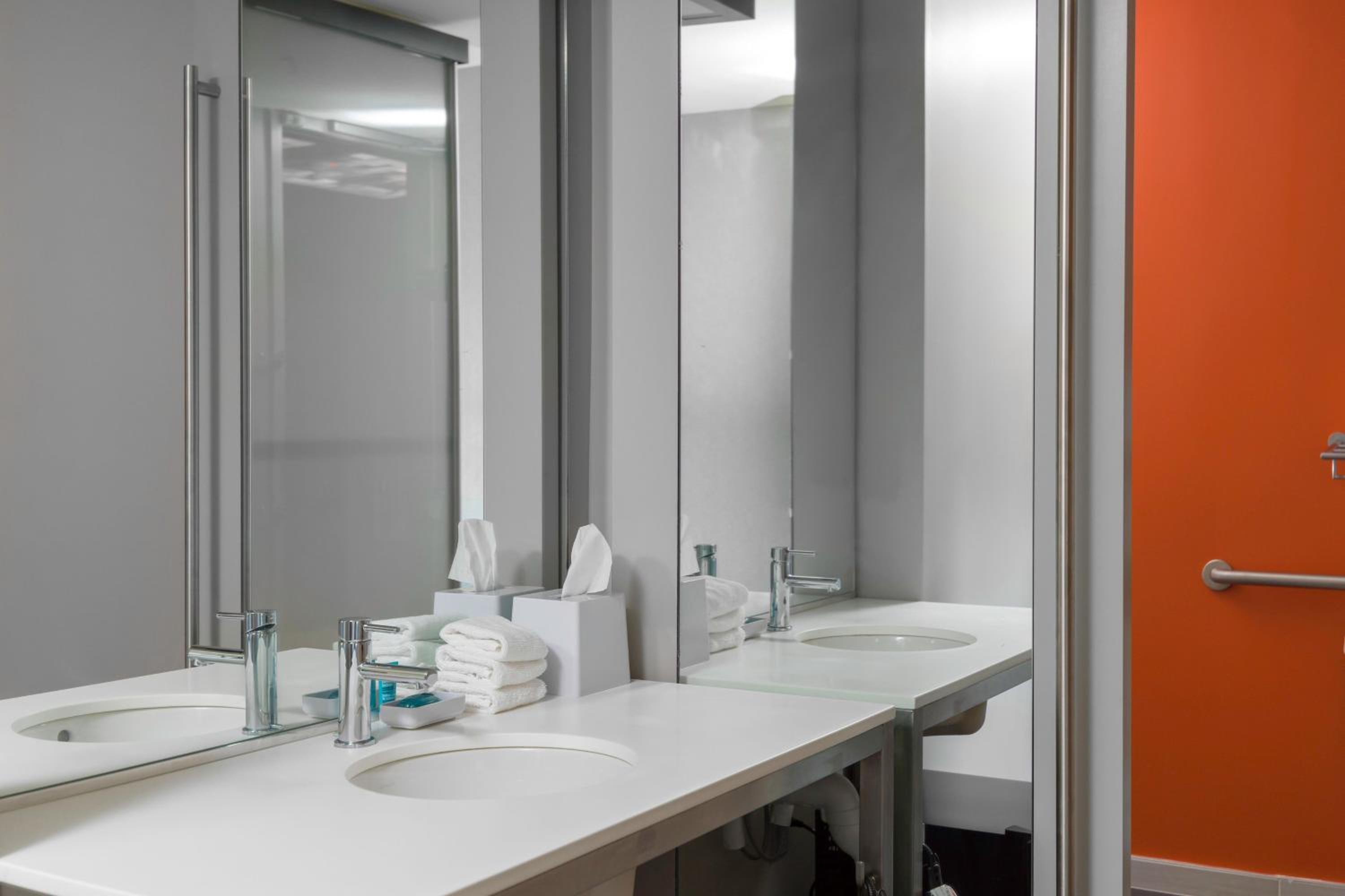 Aloft King Room with Mobility Accessible Tub photo 3