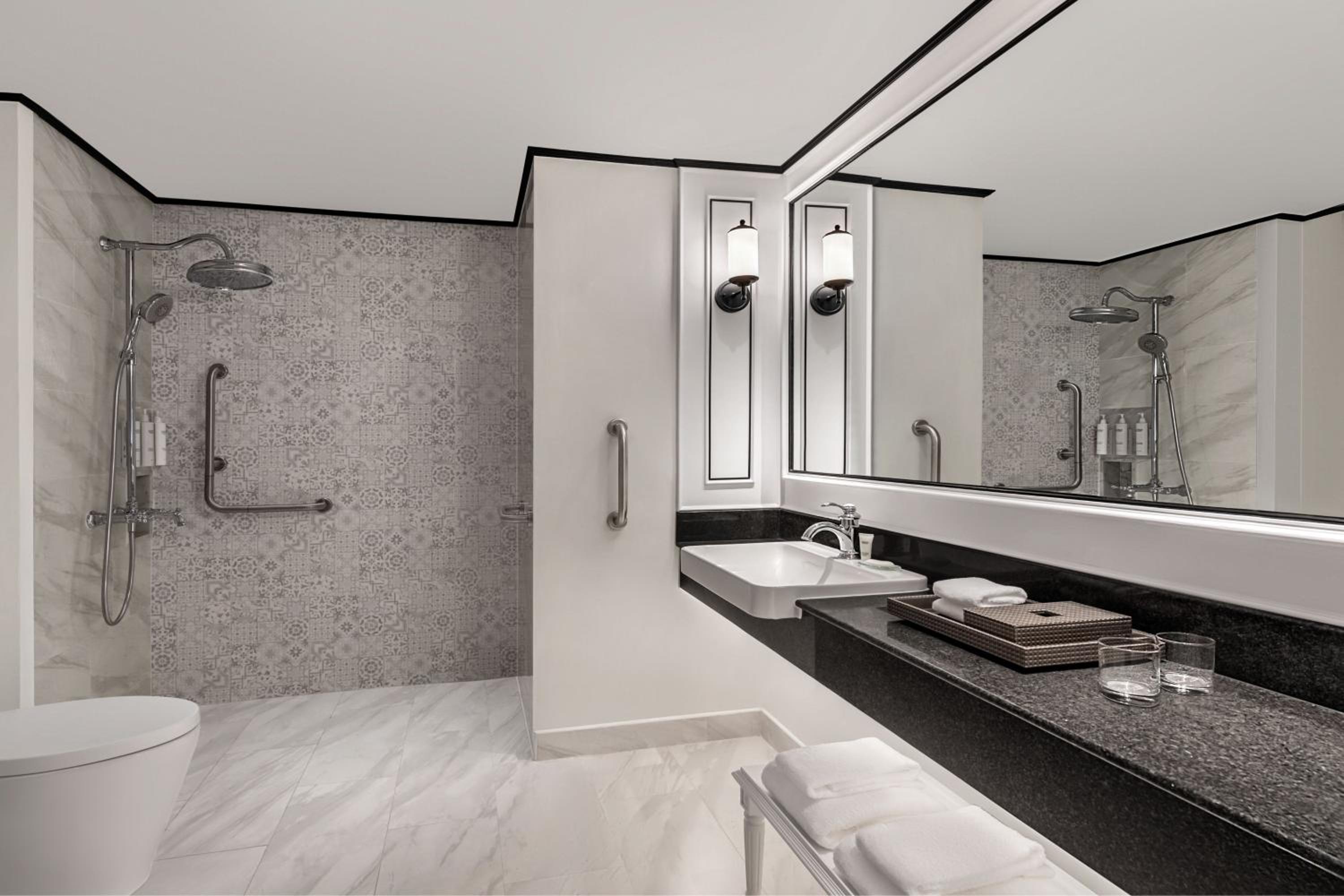 Deluxe Twin Room with City View - Photo 3