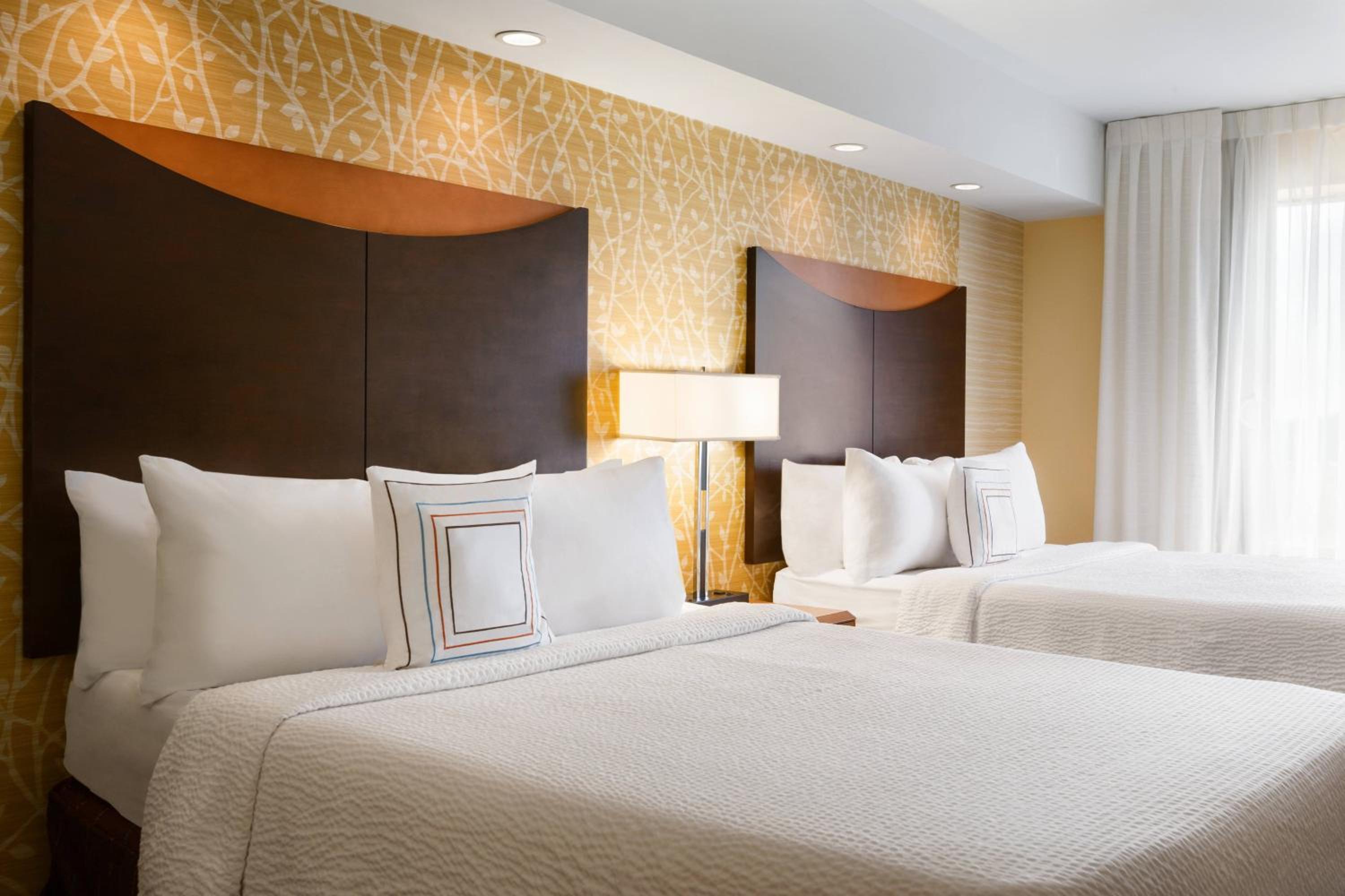 Queen Room with Two Queen Beds - Photo 3