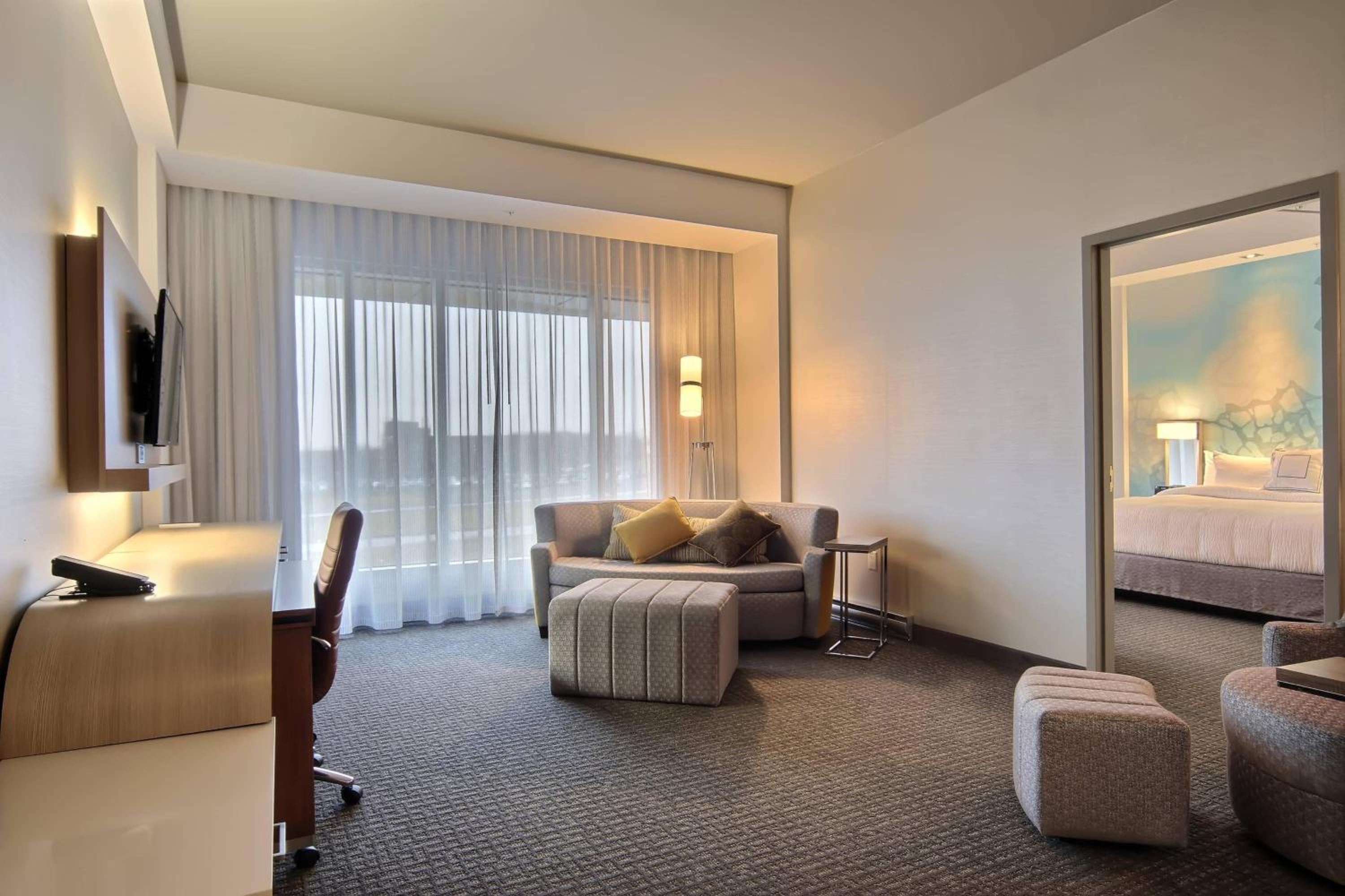 Executive One-Bedroom Suite thumbnail 5