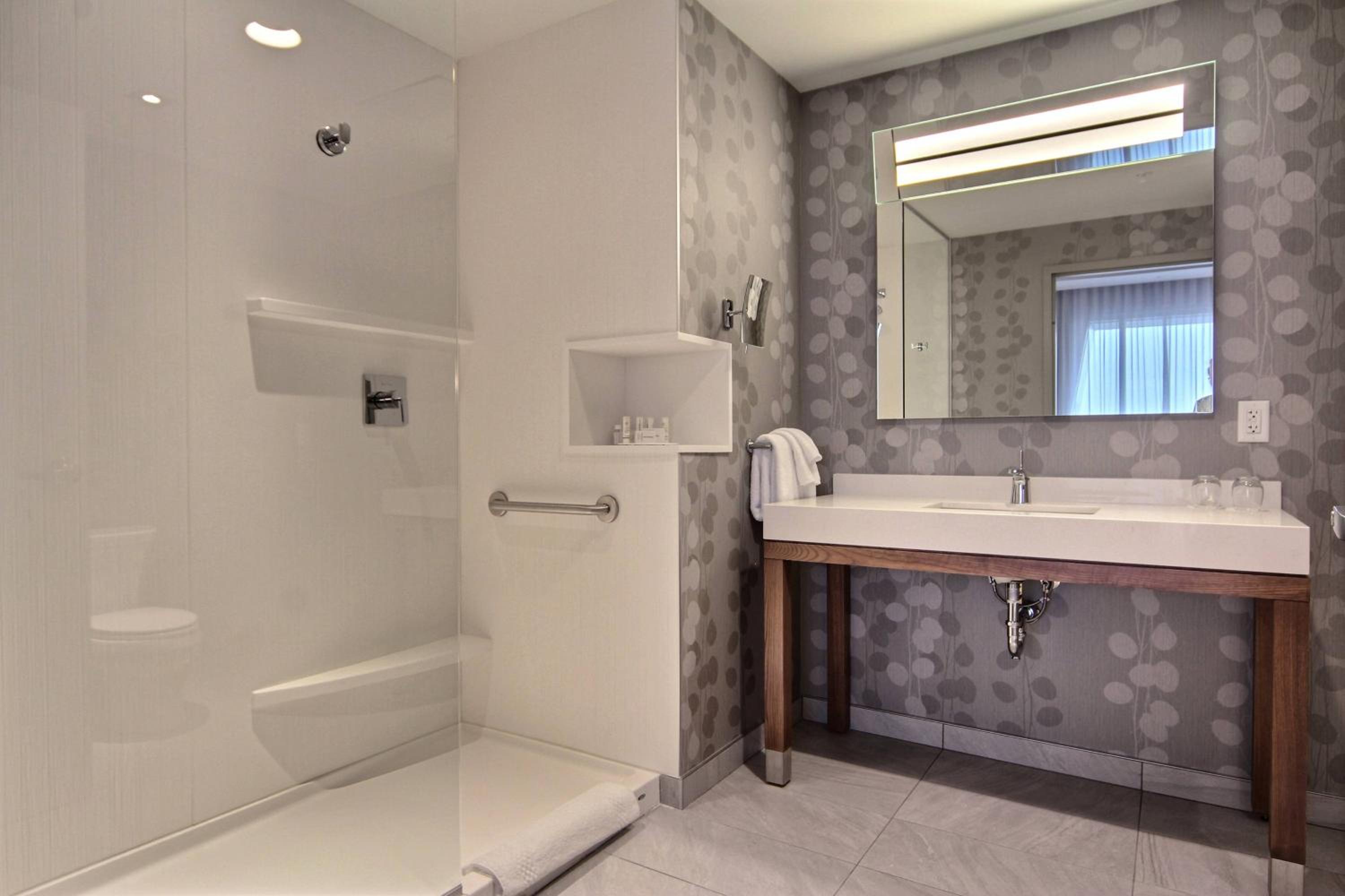 Executive One-Bedroom Suite thumbnail 6