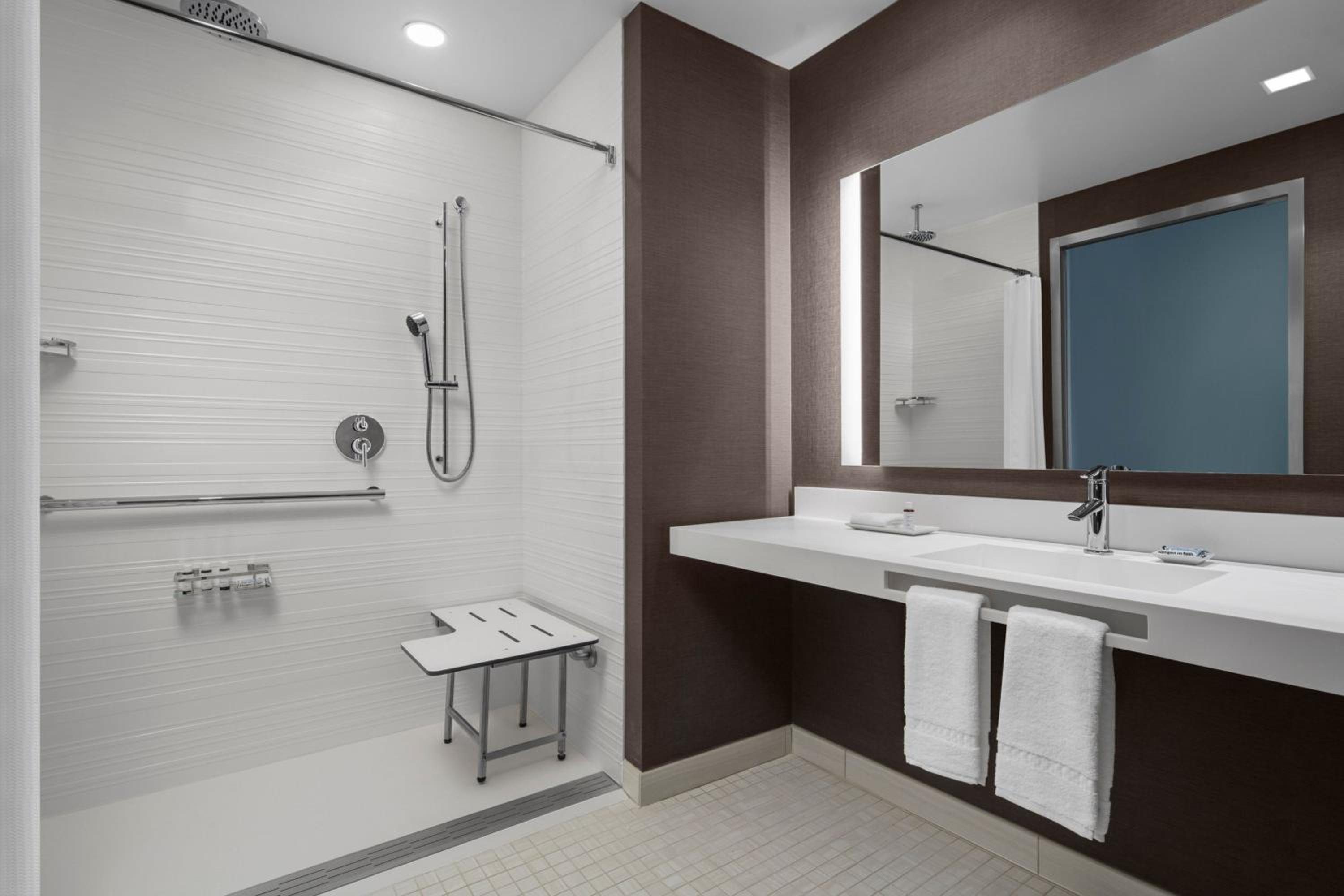 King Guest Room - Photo 6