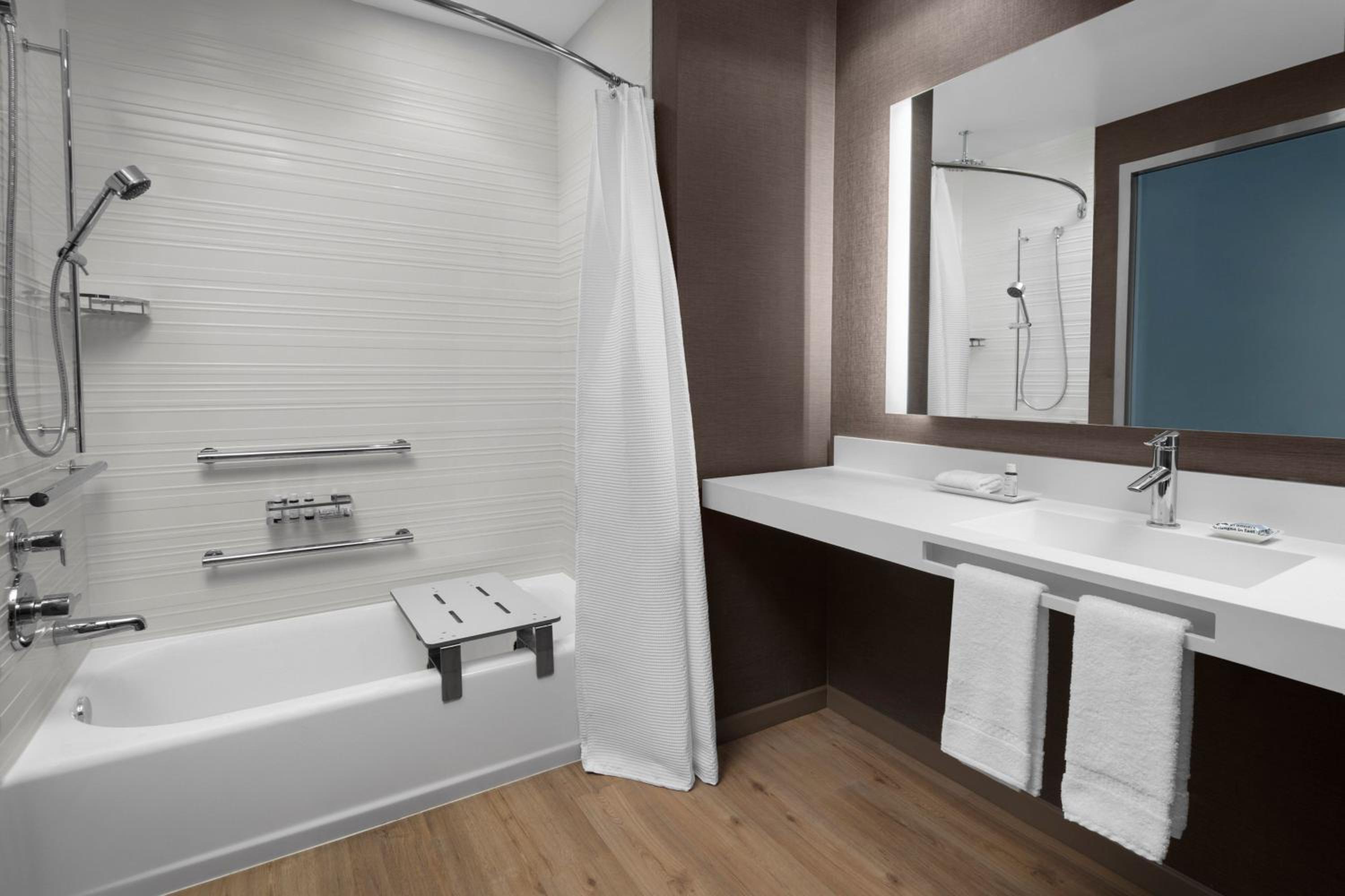 King Guest Room - Photo 7