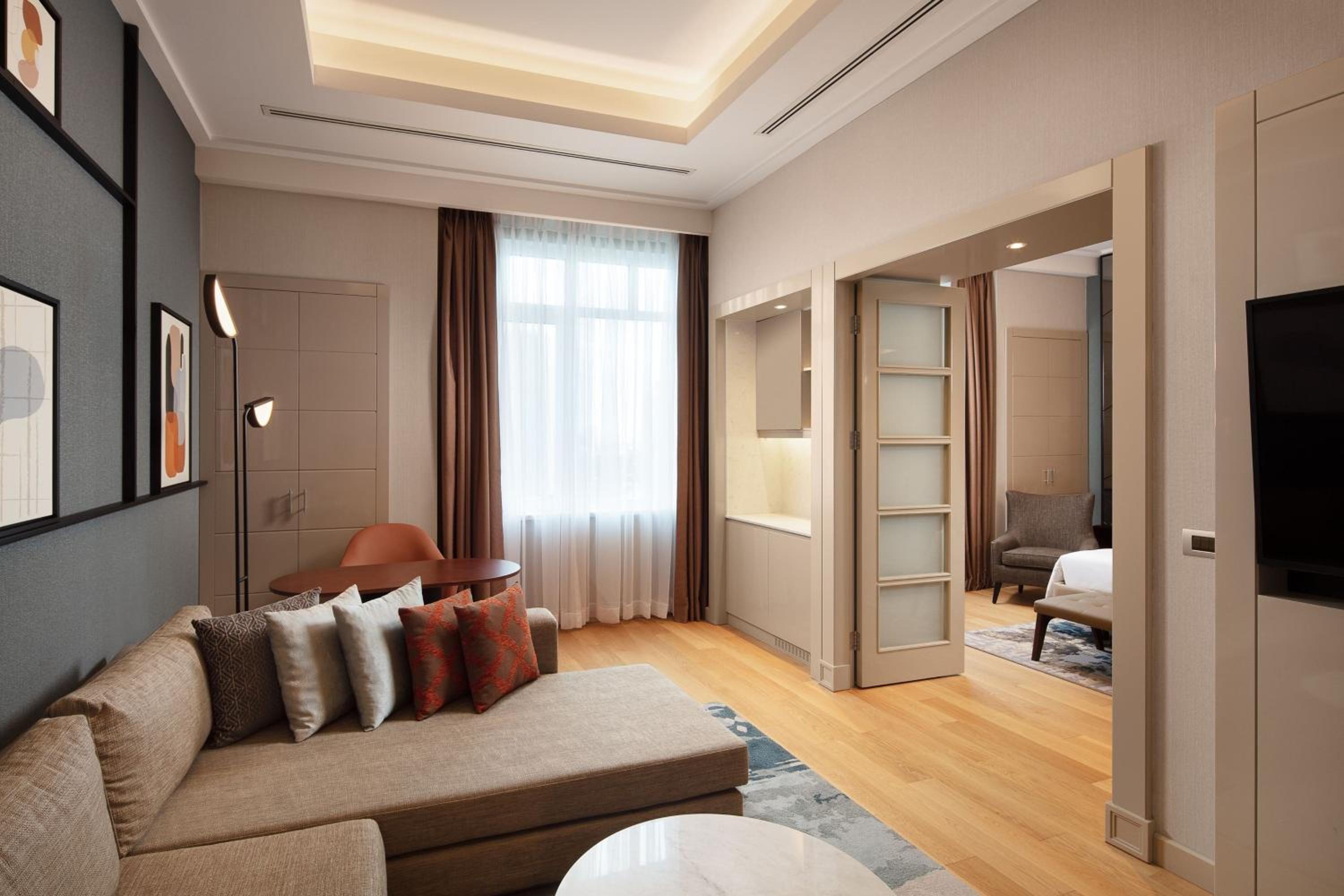 Executive Suite with Panoramic City View - Lounge Access thumbnail 6