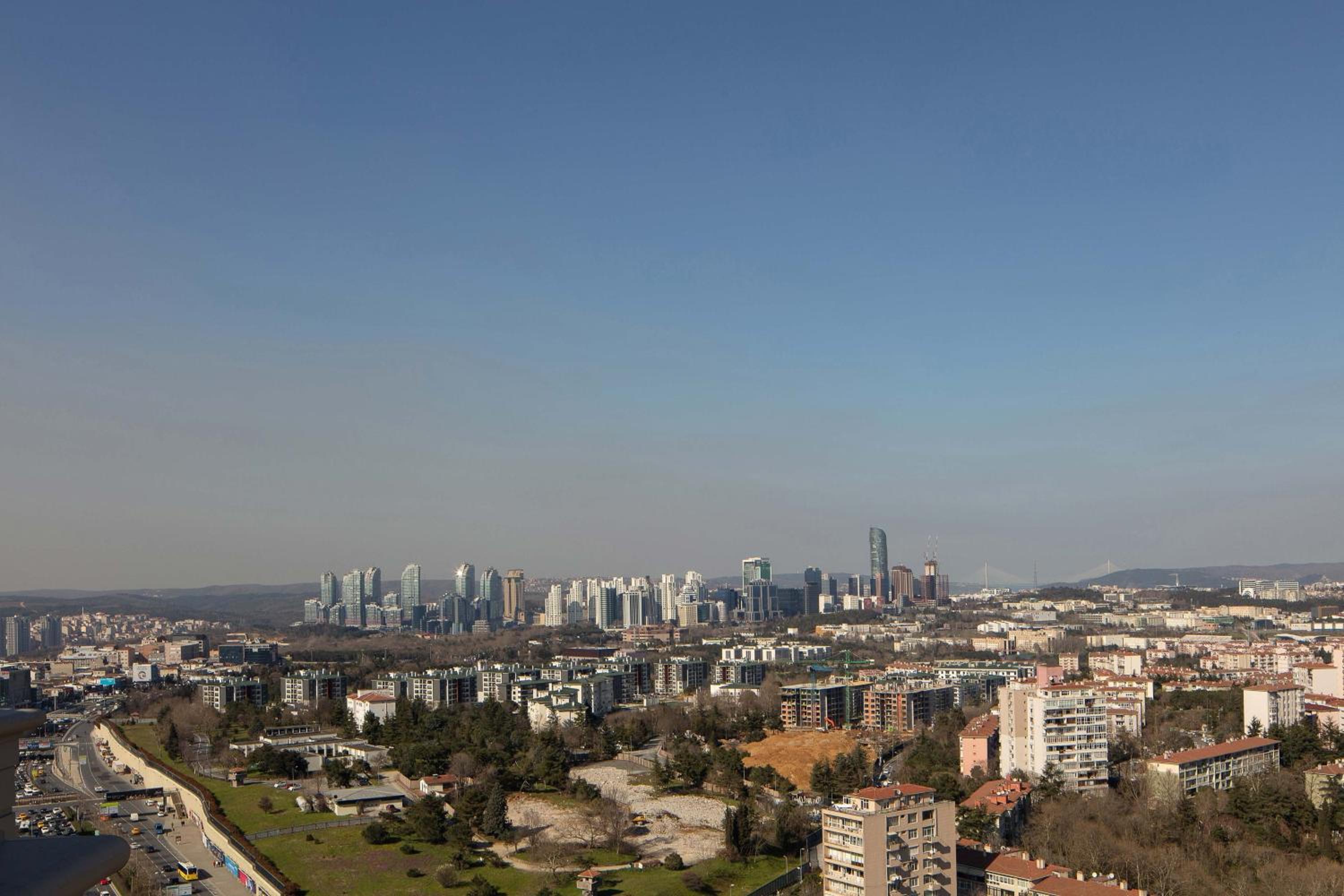 Corner Suite with Panoramic City View