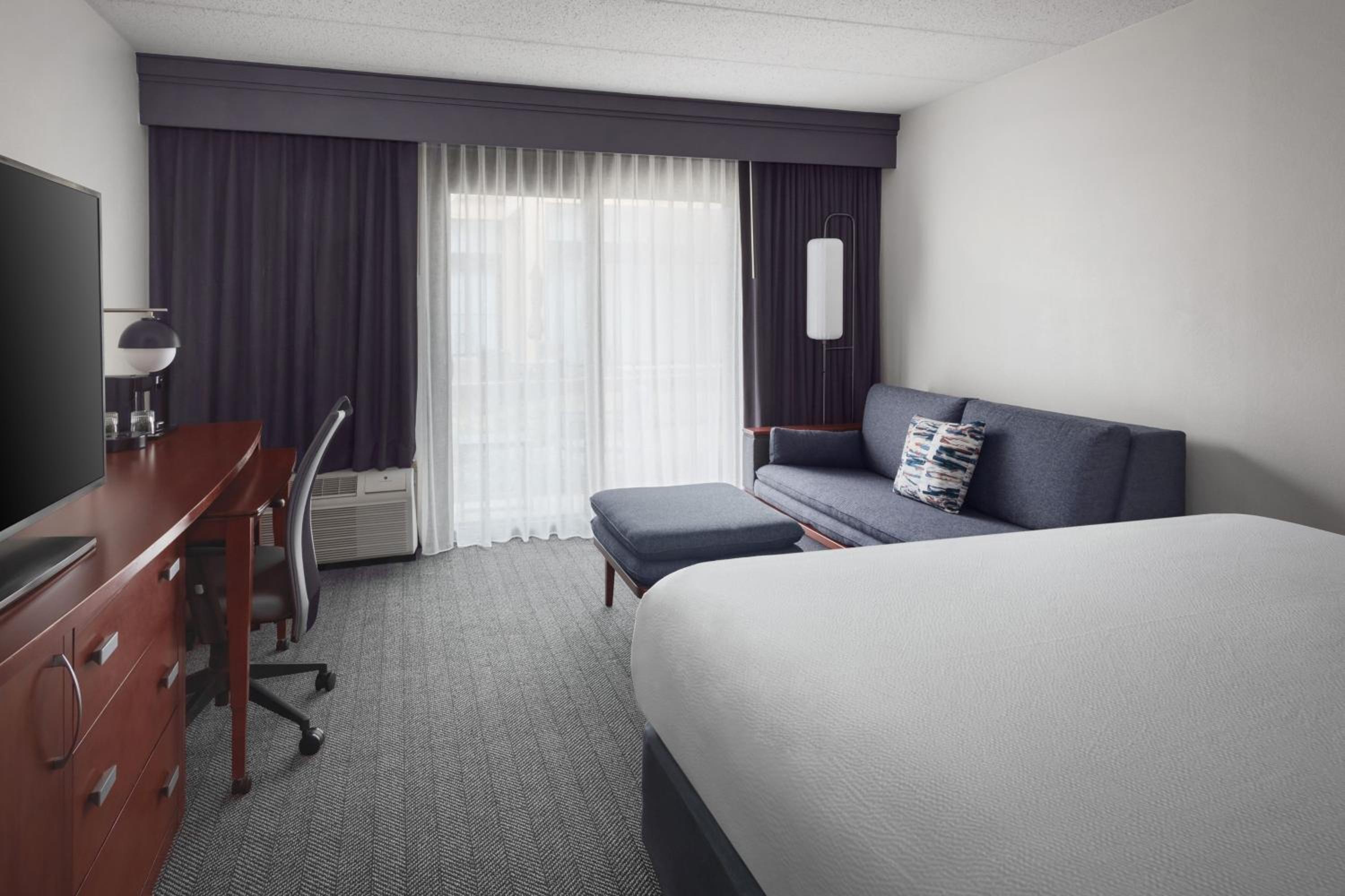 King Room with Sofa Bed - Photo 1