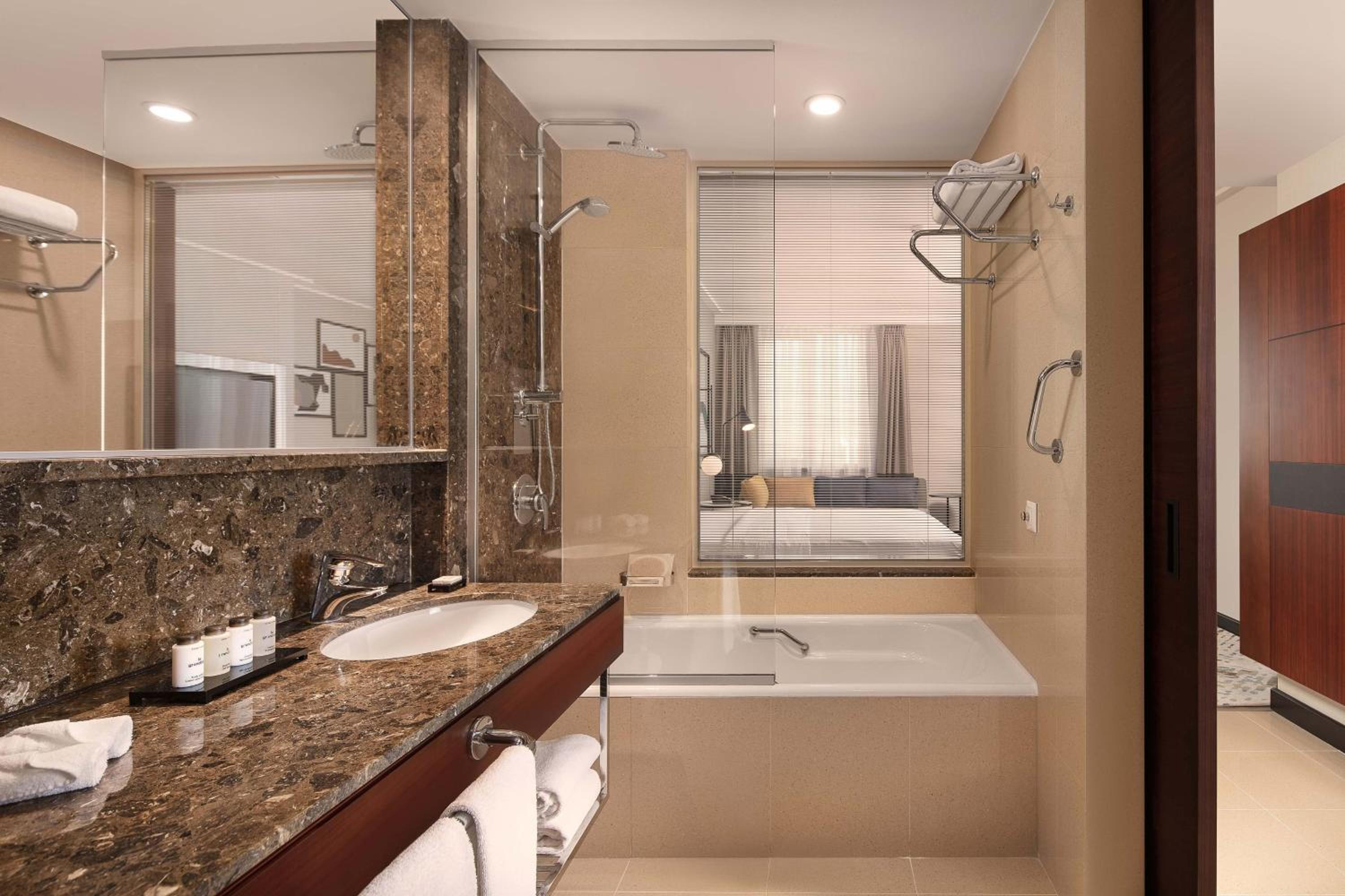 Corner Suite with Panoramic City View thumbnail 5