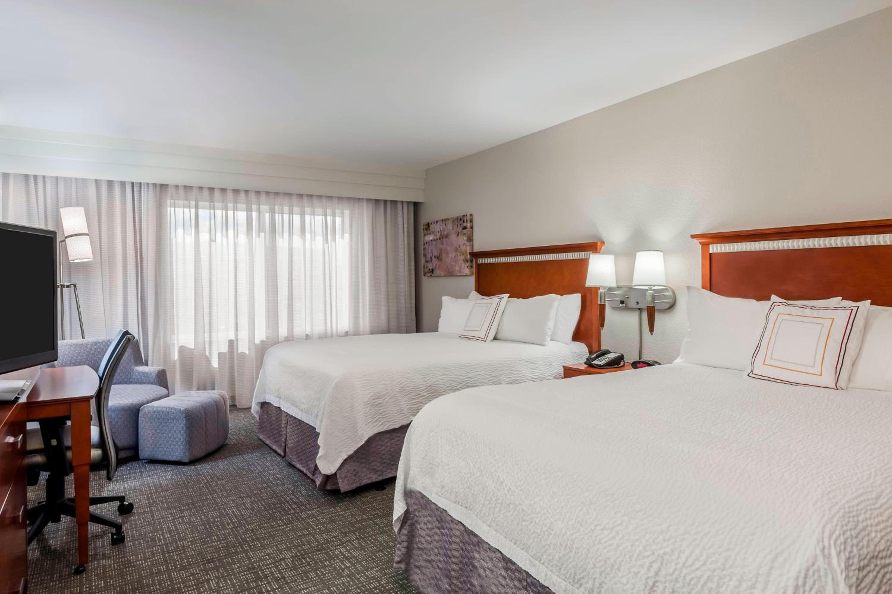Queen Room with Two Queen Beds - Photo 4