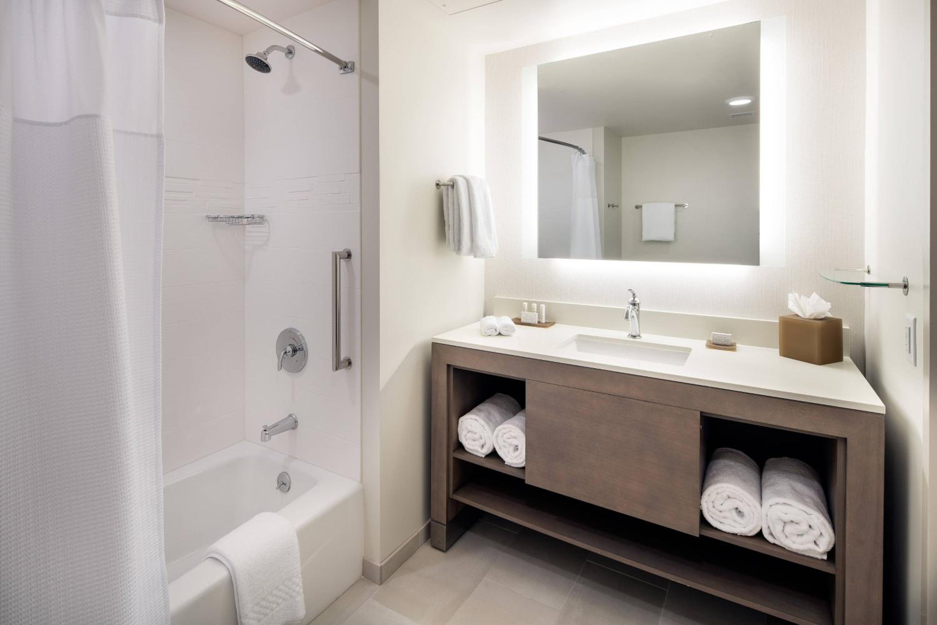 Two-Bedroom Suite with Partial Bay View photo 2