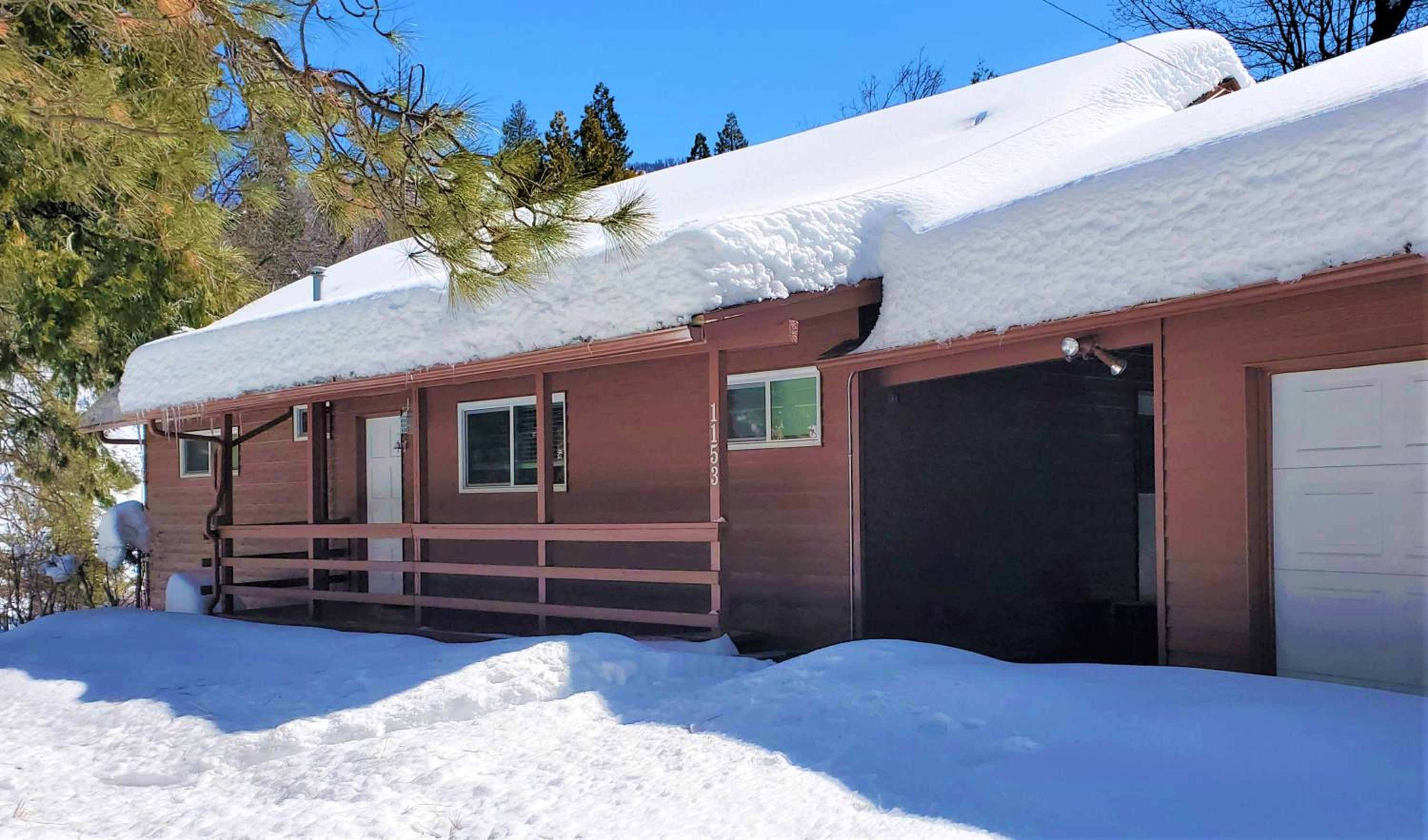 Three-Bedroom House - Photo 31