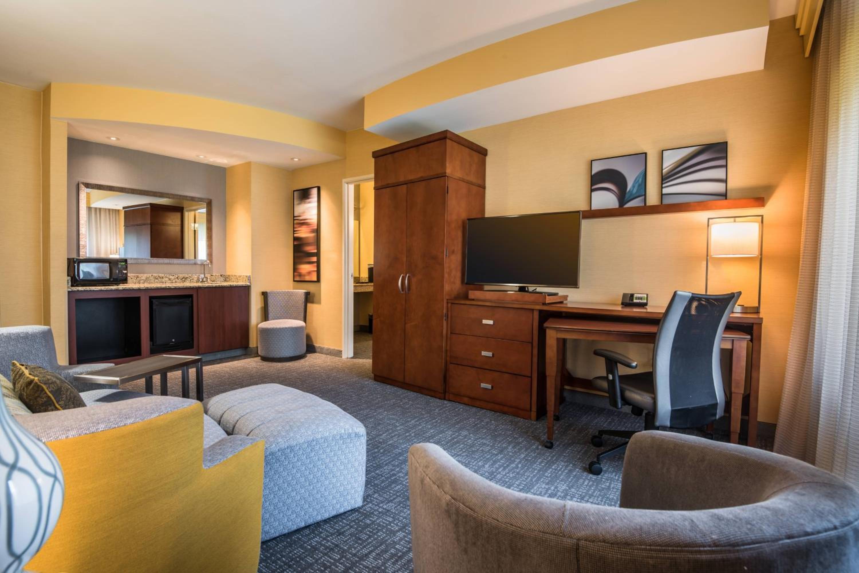 King Suite, 1 Bedroom 2 room Suite, 1 King, Sofa bed (Mobility &amp; Hearing Accessible w/ Tub) - Photo 1