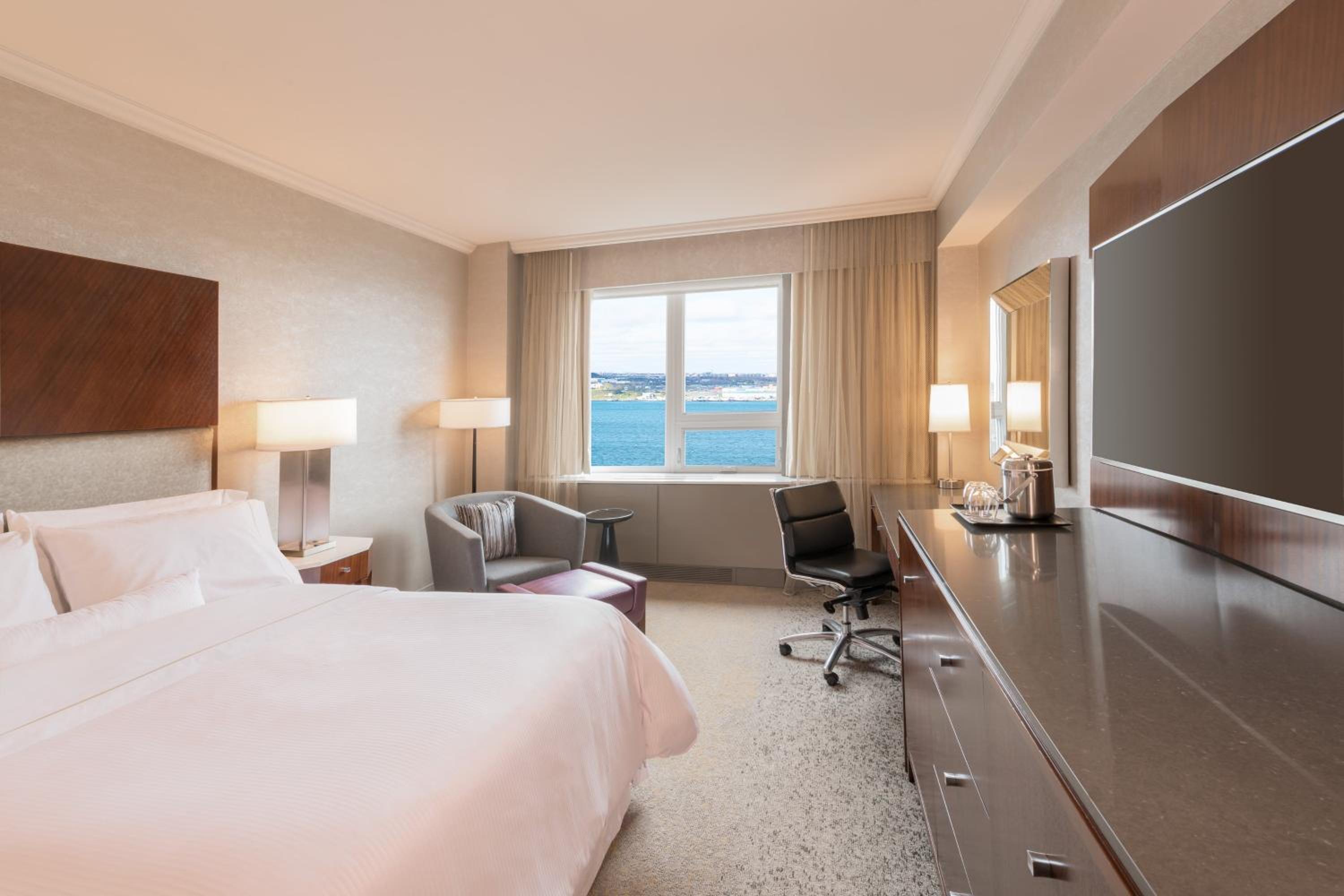 Premium, Guest room, 1 Queen, Harbor view