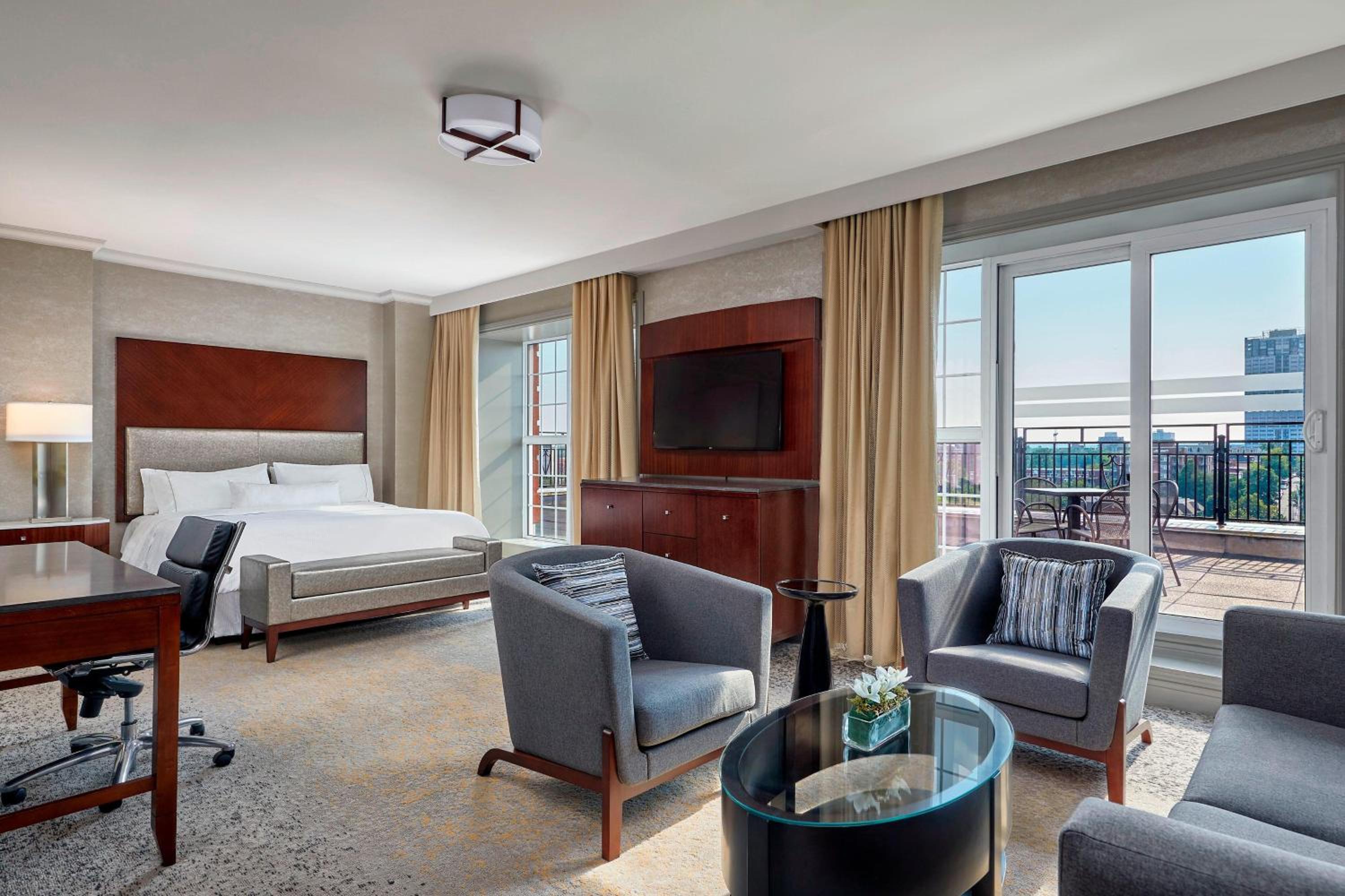 Studio Suite, 1 King, Sofa bed, City view, Whirlpool