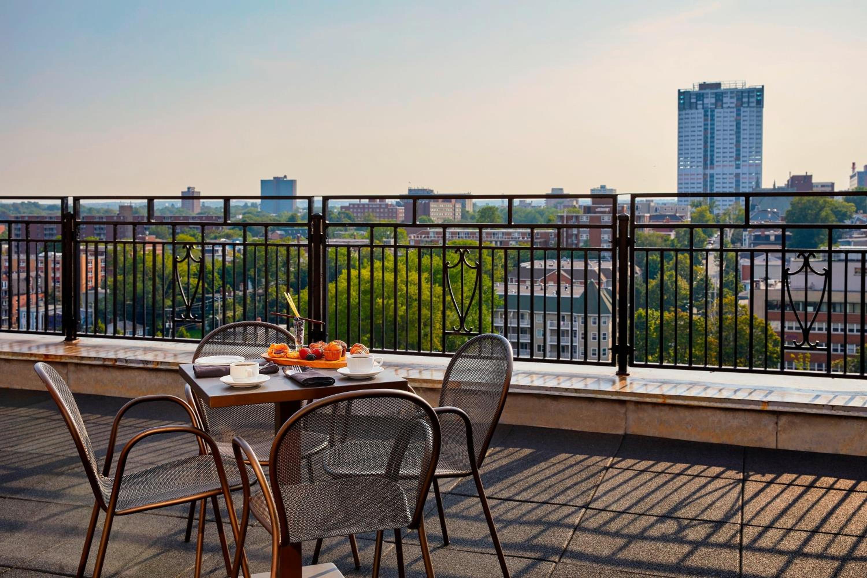 Studio Suite, 1 King, Sofa bed, City view, Whirlpool