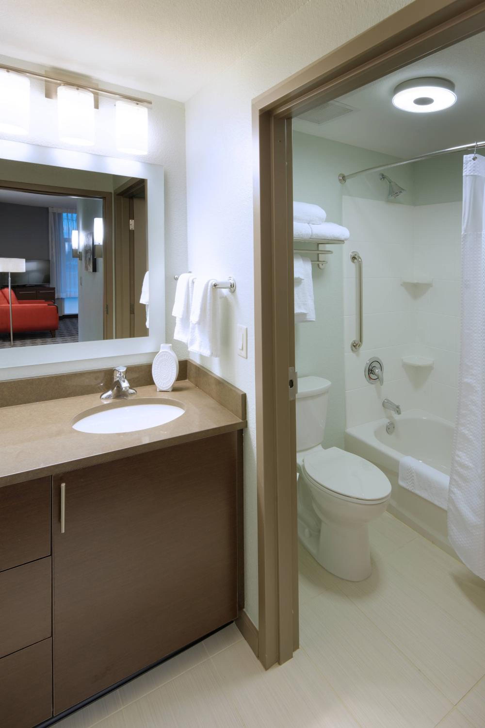 Two-Bedroom Queen Suite with Sofa Bed photo 2