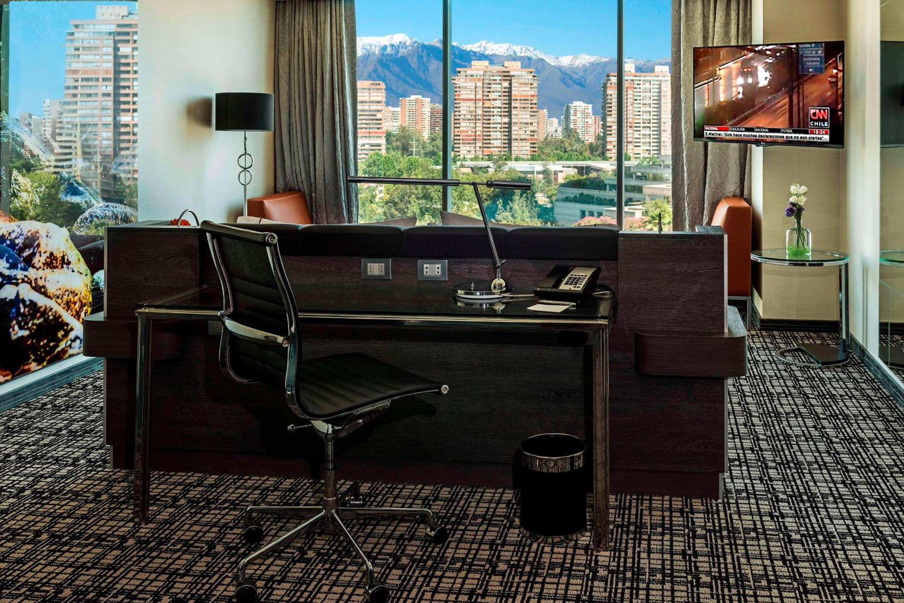 Contemporary Queen Room photo 3
