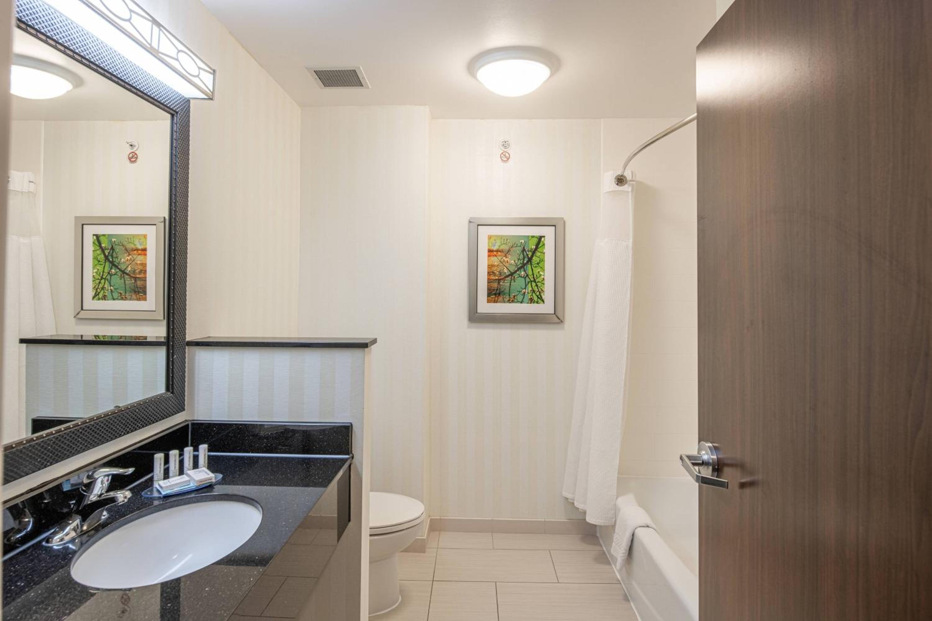 Queen Room with Two Queen Beds and Adapted Tub - Mobility and Hearing Accessible - Photo 3
