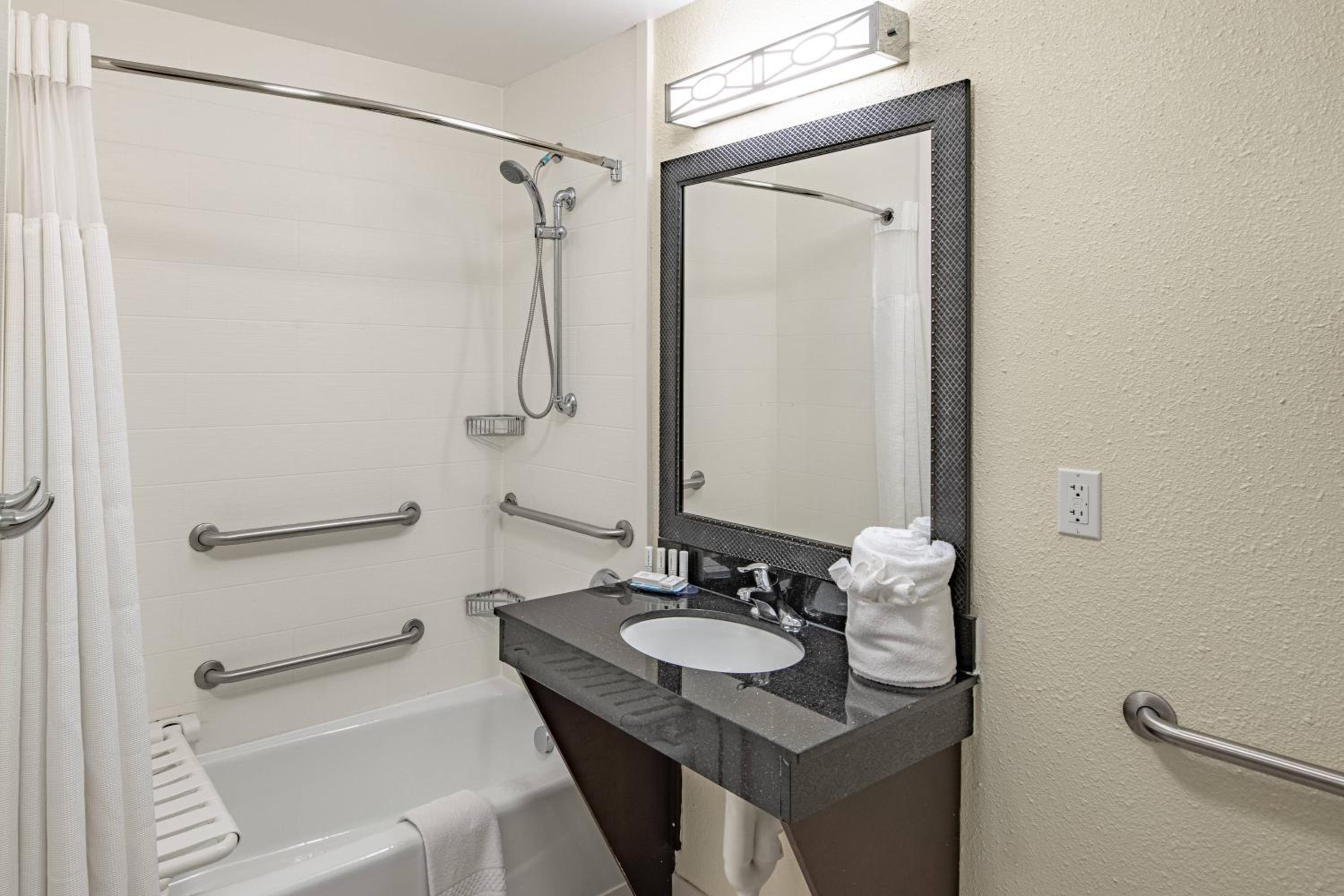 Queen Room with Two Queen Beds and Adapted Tub - Mobility and Hearing Accessible - Photo 2