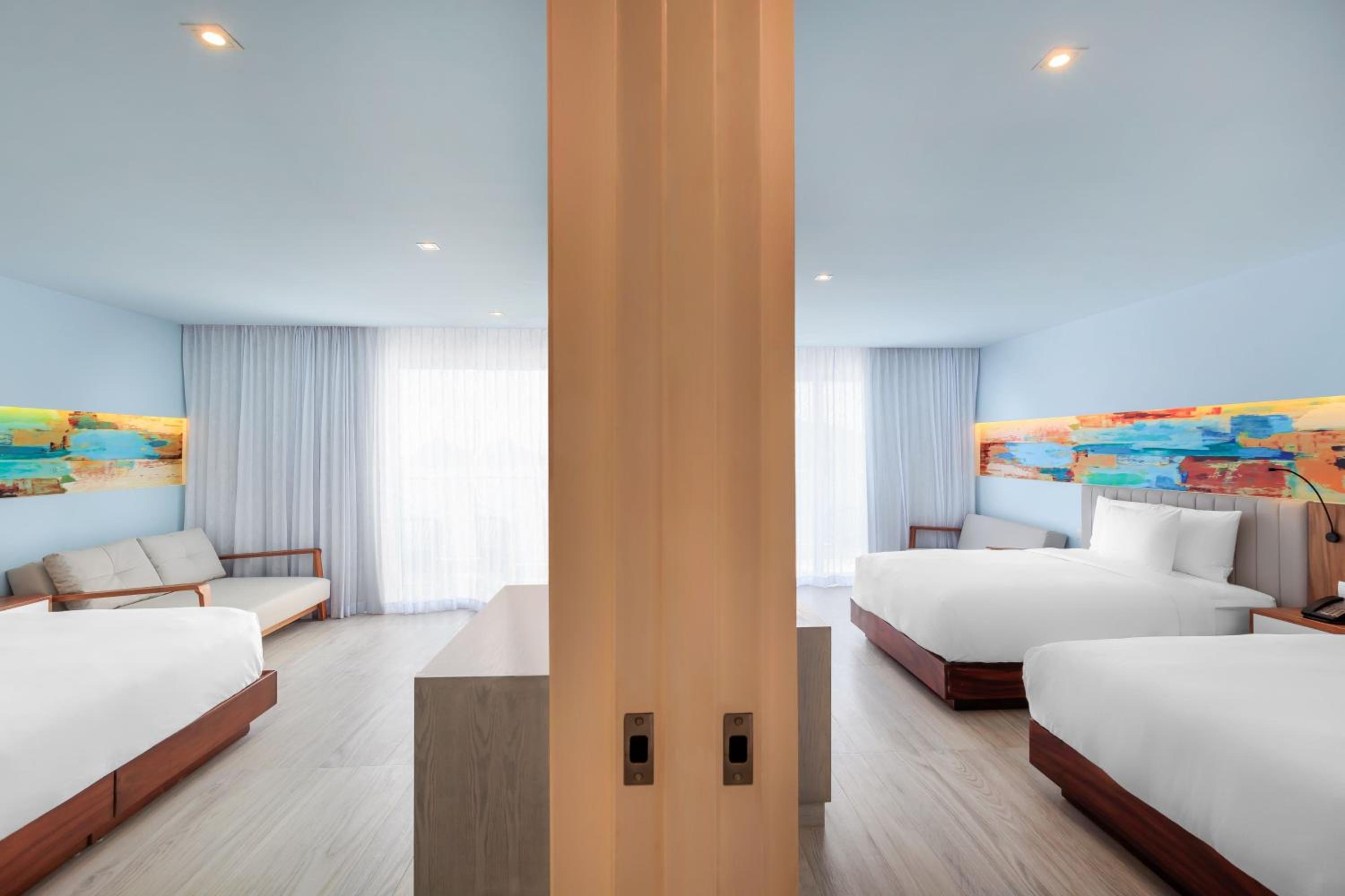 Deluxe King Room with Balcony and Ocean View - Photo 5